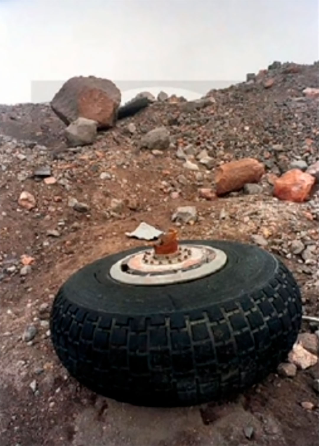 Una rueda del vuelo 59 de BSAA hallada en la cordillera de los andes