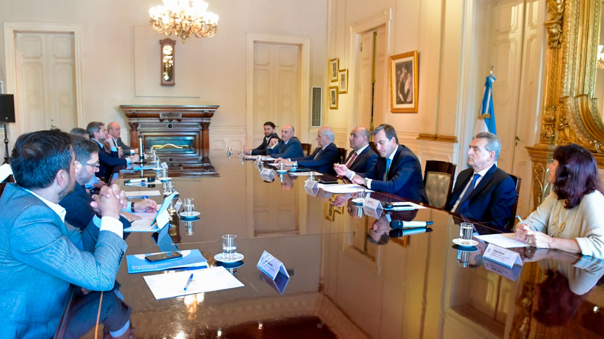 La mesa con los integrantes del Gabinete que asistieron al encuentro que encabezó Juan Manzur