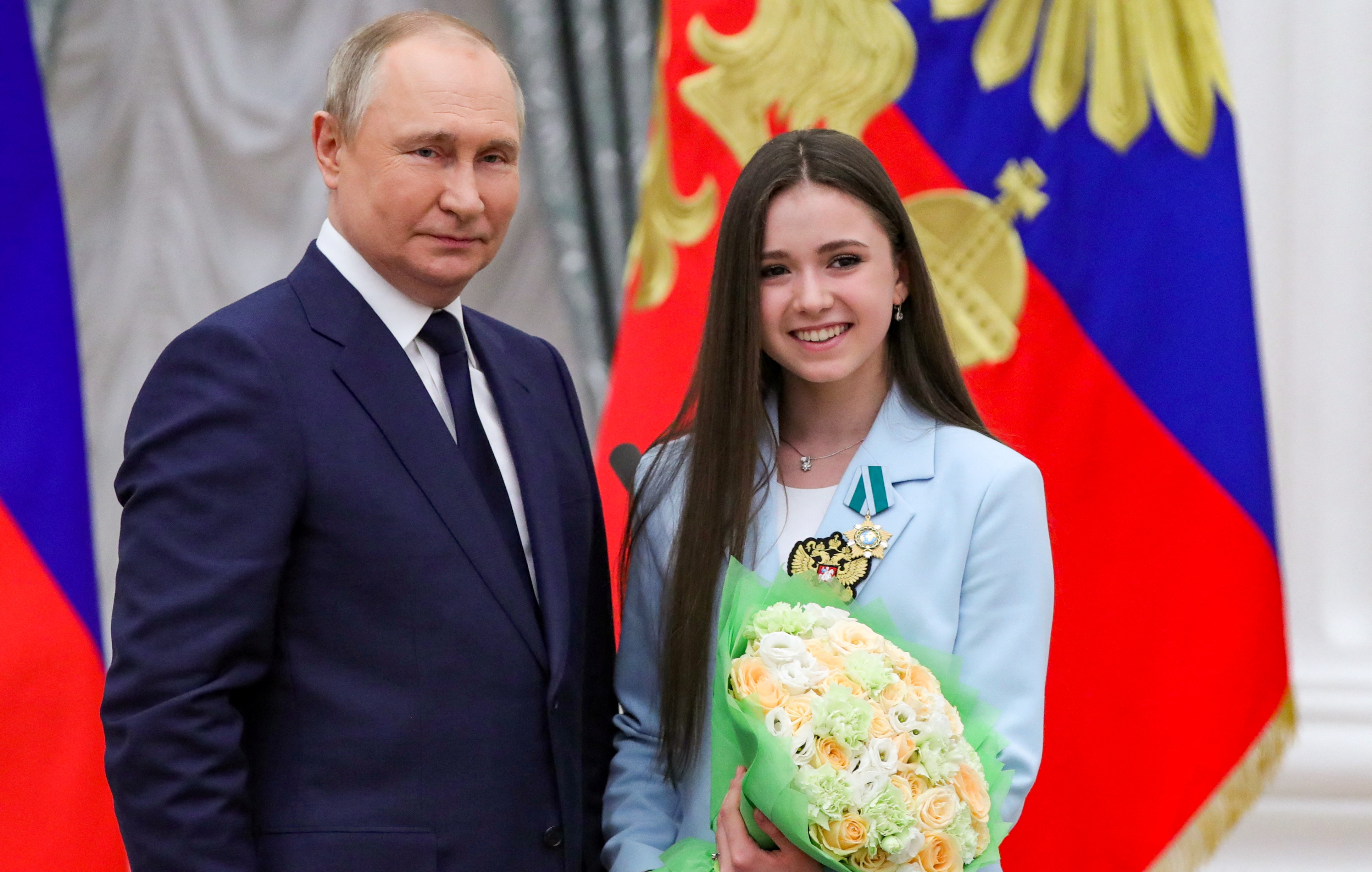 Russian President Vladimir Putin poses for a picture with figure skater Kamila Valieva during an awarding ceremony honouring the country's Olympians at the Kremlin in Moscow, Russia April 26, 2022. Sputnik/Mikhail Klimentyev/Kremlin via REUTERS ATTENTION EDITORS - THIS IMAGE WAS PROVIDED BY A THIRD PARTY.