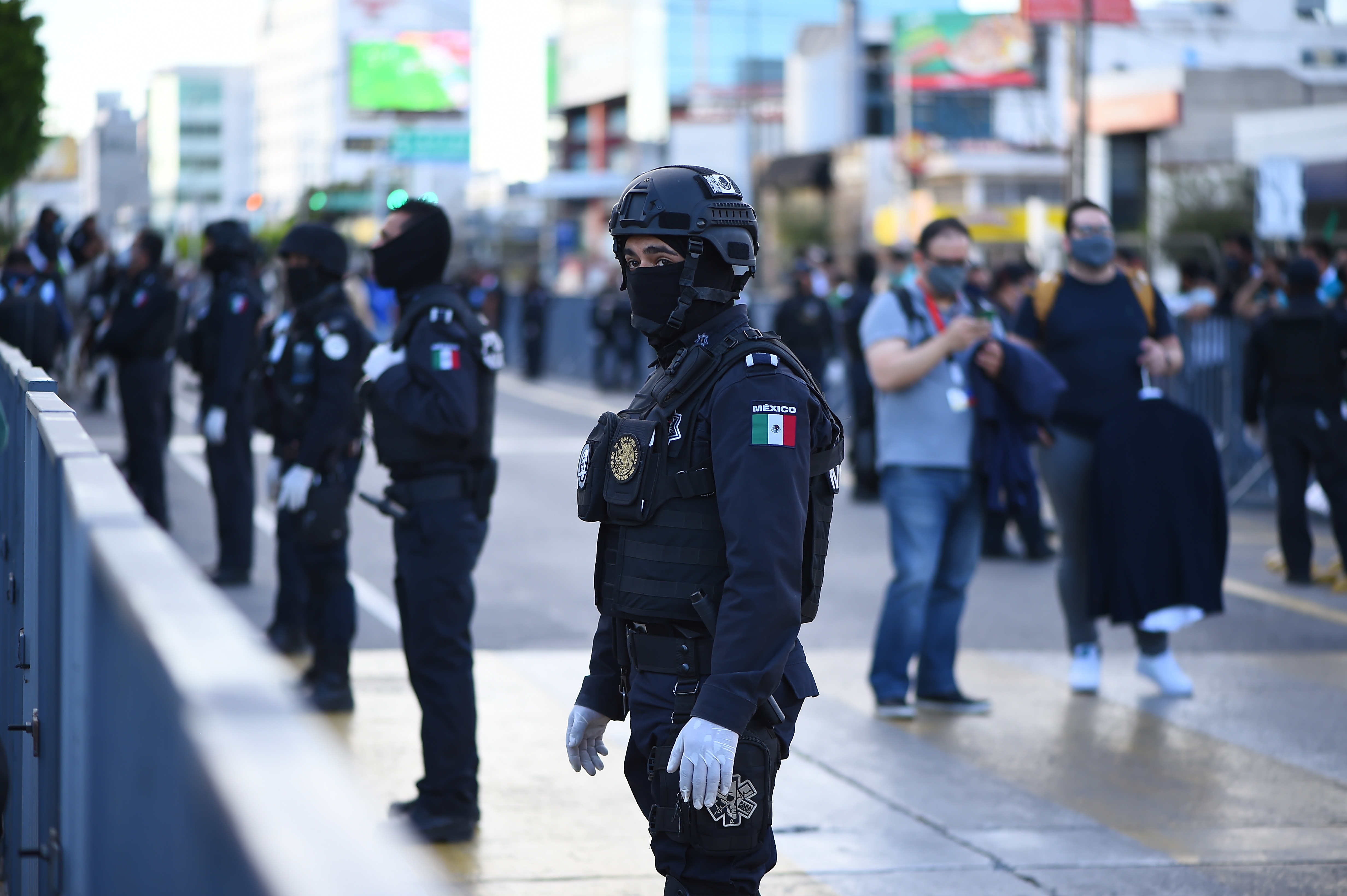 Policías fuera del estadio antes del partido. Estadio León, México. El 13 de diciembre de 2020.