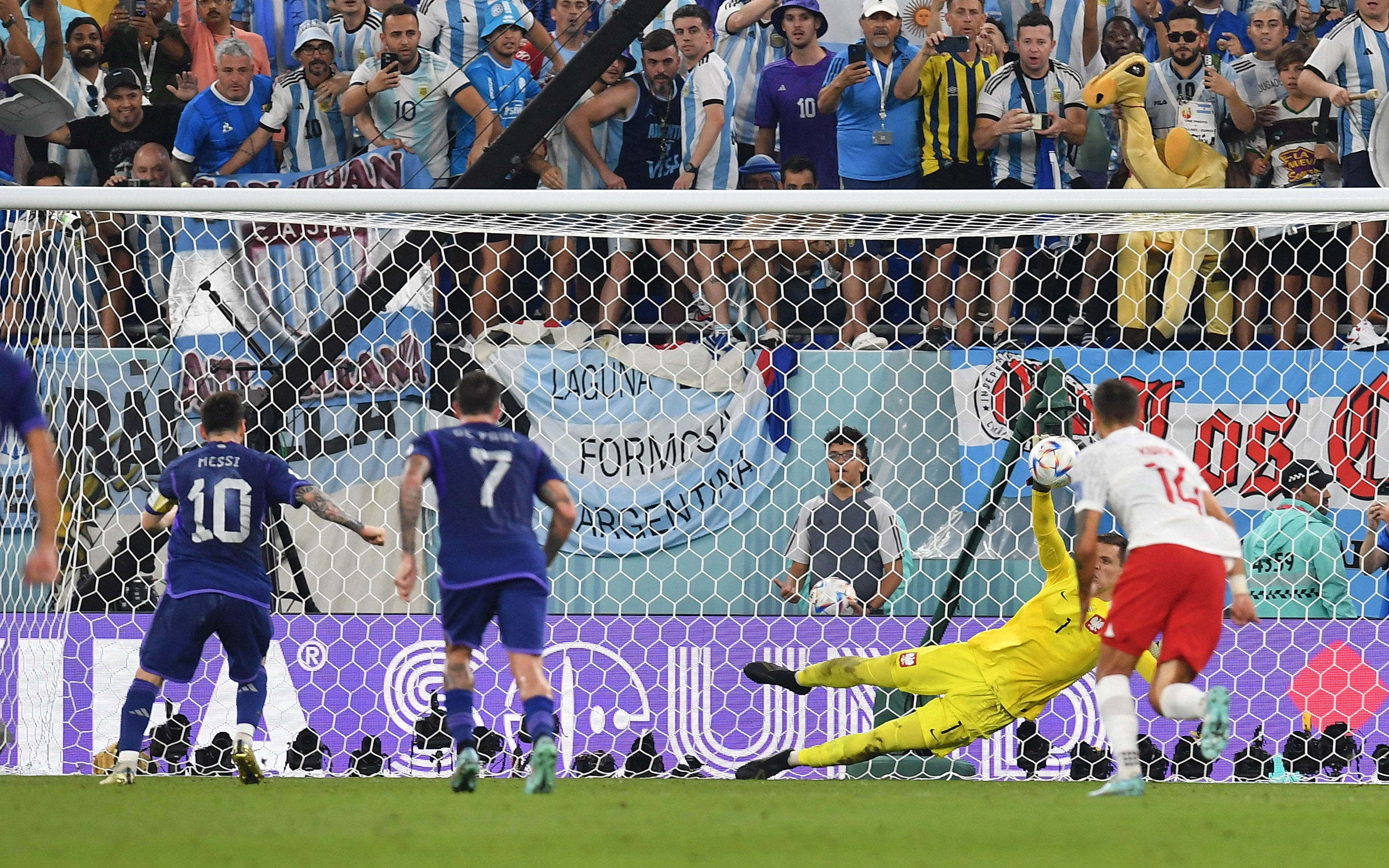Wojciech Szczesny le atajó un penal a Lionel Messi. Foto: REUTERS/Jennifer Lorenzini