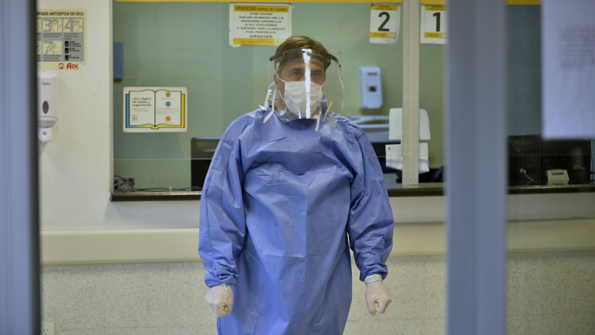 El personal de salud trabajando incansablemente en medio de la tercera ola de la pandemia en el país
