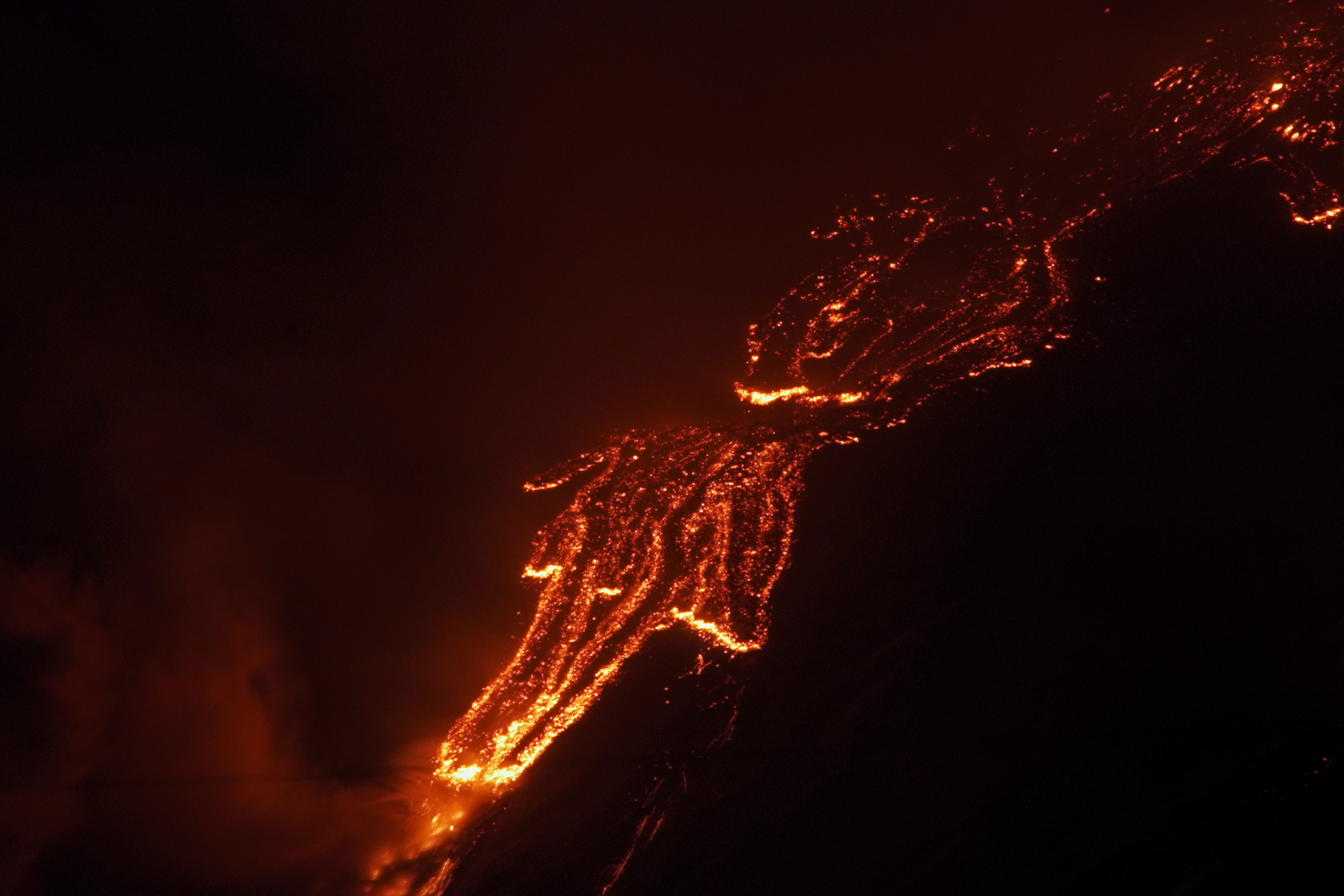 Con una espectacular erupción de lava y llamas, el volcán Etna ilumina el cielo nocturno de Italia (Foto Reuters/Antonio Parrinello)