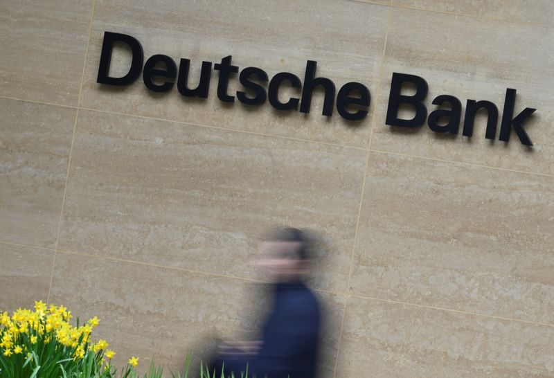 Una persona pasa por delante de las oficinas del Deutsche Bank en Londres, Reino Unido, 16 de marzo de 2023. REUTERS/Toby Melville/Archivo