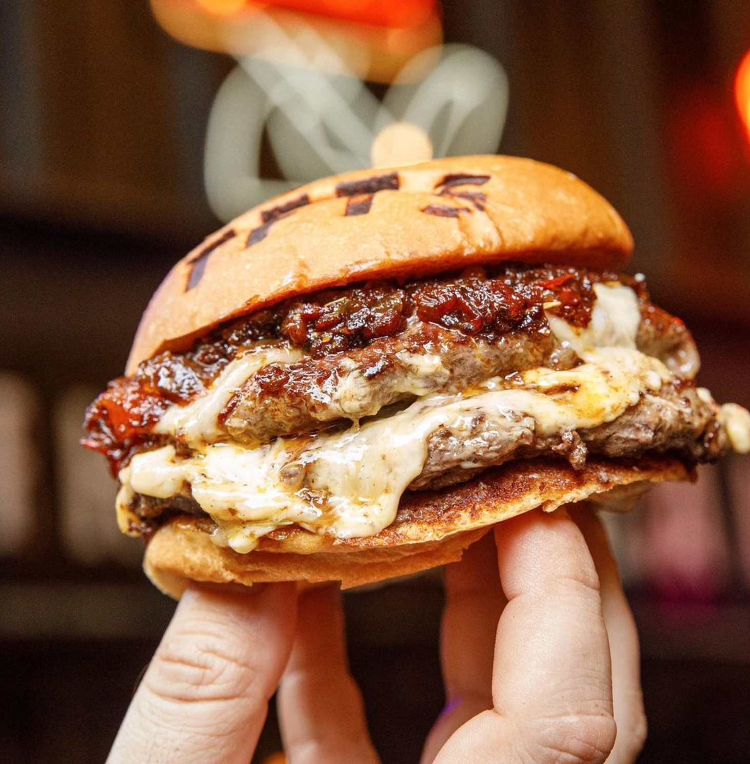 Lo que hace tan especial a The Food Truck Store es su concepto: un food truck dentro de un restaurante, ubicado en un galpón