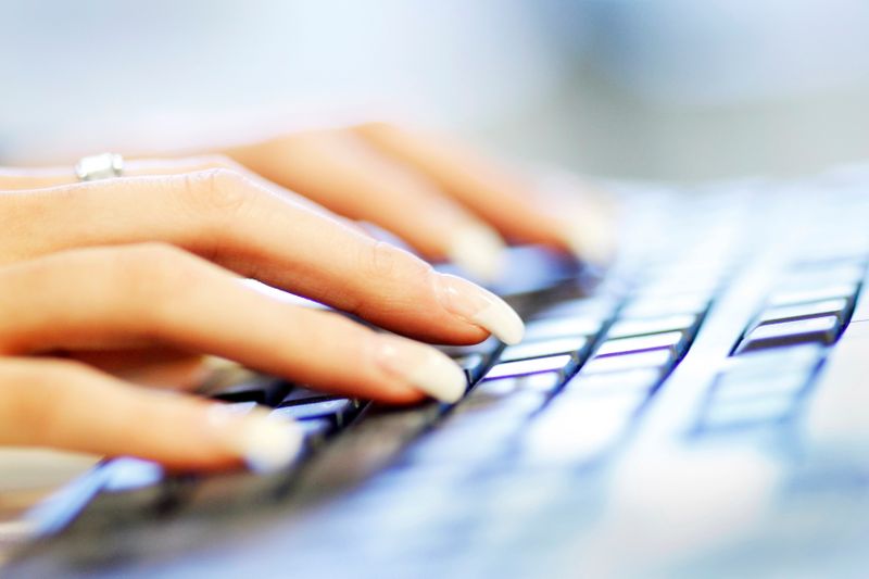 Foto de archivo ilustrativa de una mujer utilizando el teclado de una computadora. 
Jun 23, 2011. REUTERS/Tim Wimborne/