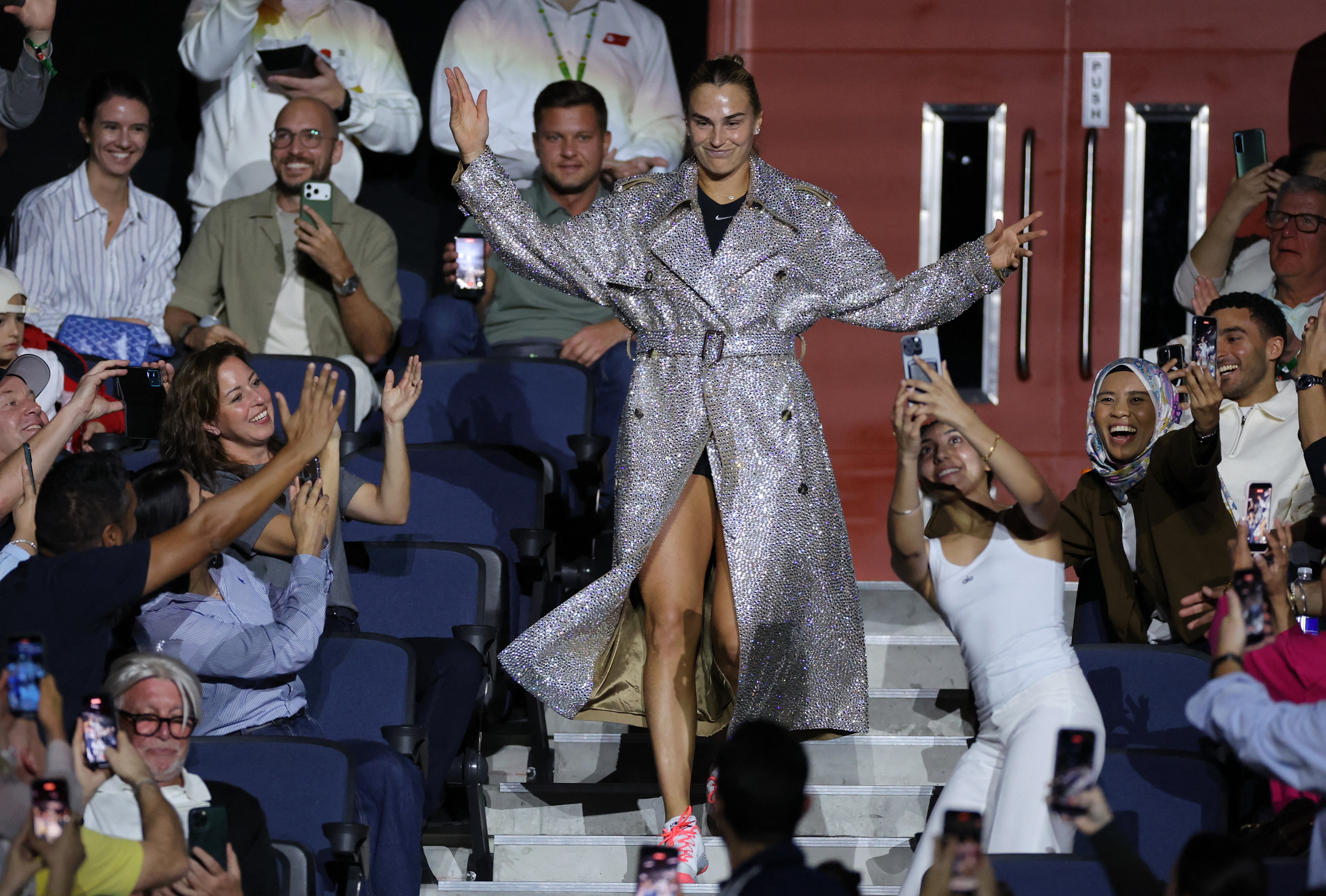 Miles de estudiantes serbios impulsaron una campaña nacional para exigir elecciones anticipadas y desafiar al presidente Vucic