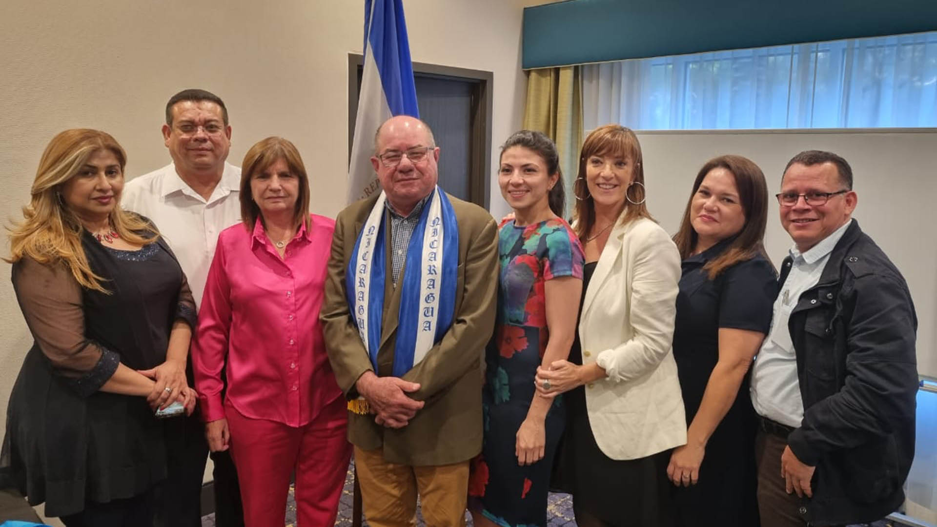Patricia Bullrich en Miami junto al obispo de Nicaragua Silvio José Báez y un grupo de expatriados nicaragüenses