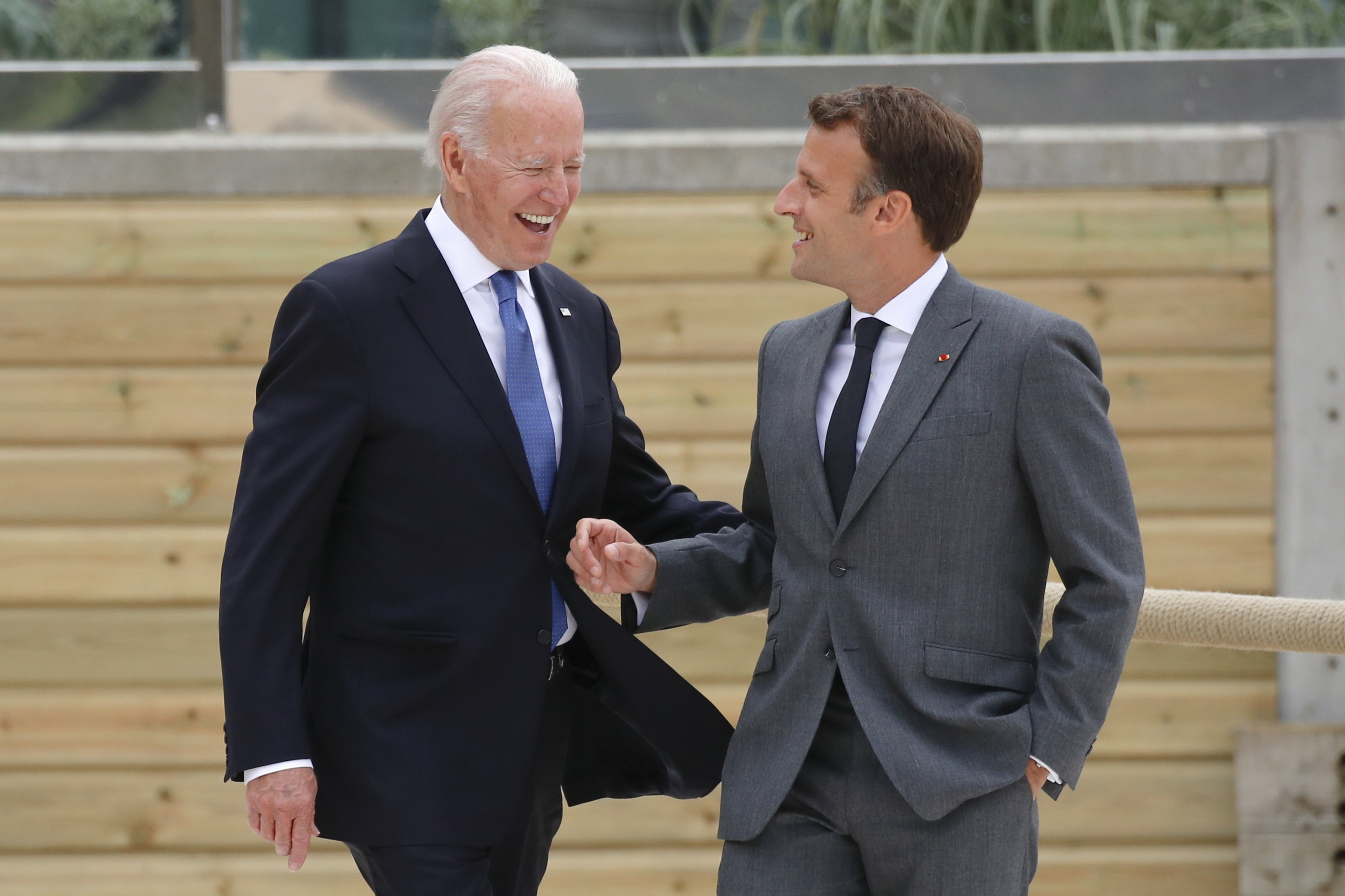 El presidente francés, Emmanuel Macron,(d) y el estadounidense, Joe Biden (i) en la cumbre del G7 celebrada el pasado mes de junio en :Carbis Bay (Reino Unido). EFE/EPA/PHIL NOBLE / POOL
