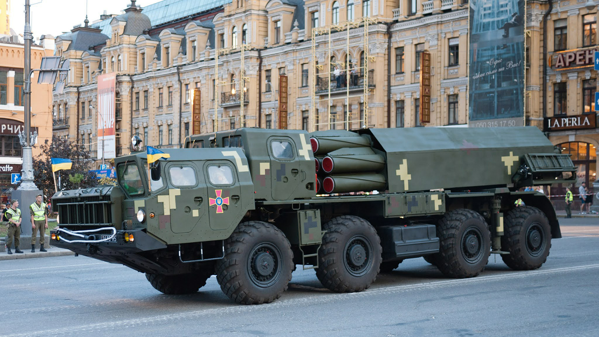 Rusos y ucranianos tienen muchos vehículos militares similares, fabricados en alguno de los dos países.
