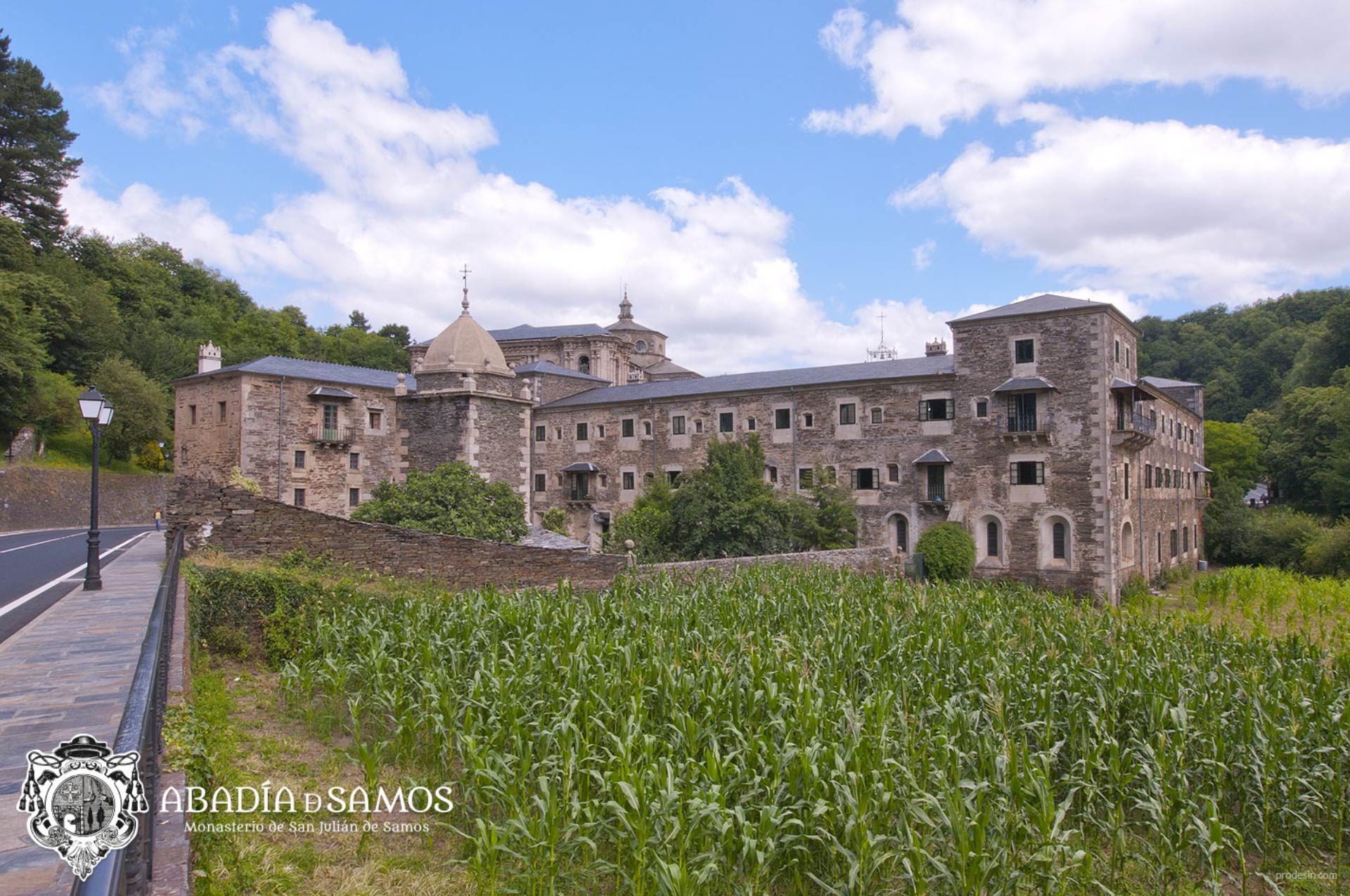 El Monasterio de Samos fue construido en el siglo VI y la modificación del albañil data del siglo XVI