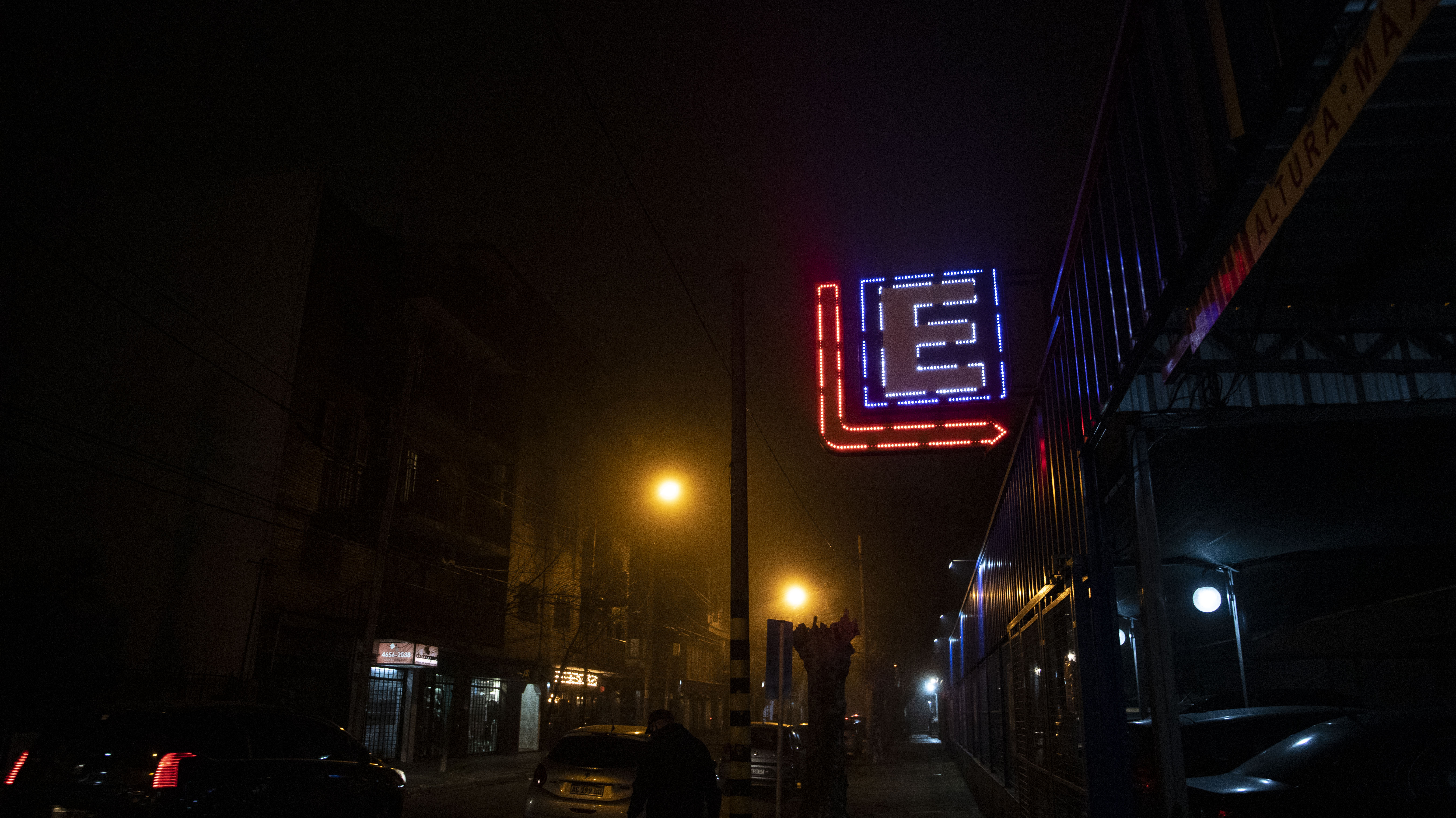Visto a la distancia, la niebla es más blanquecina que la neblina