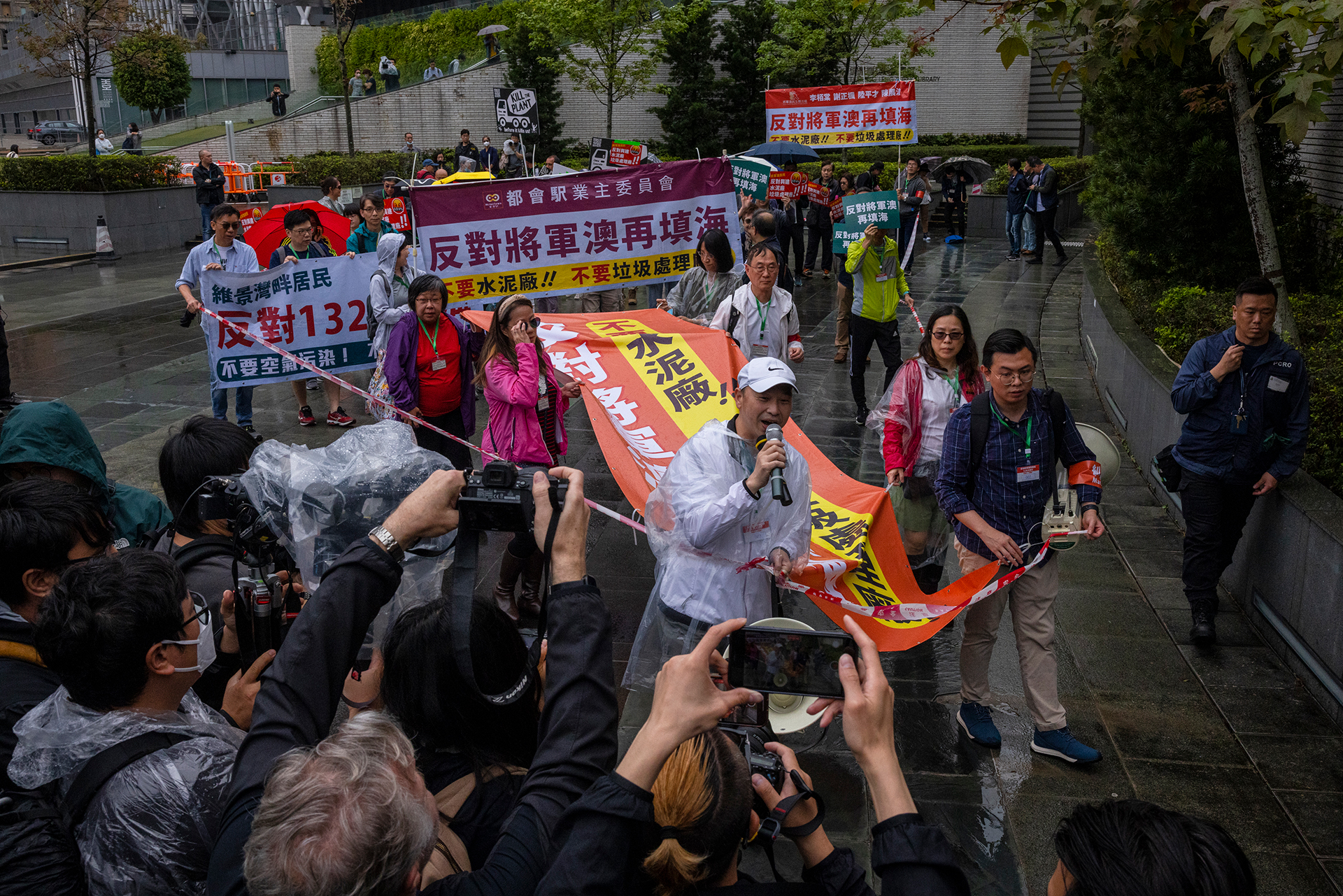 Decenas de personas se unieron el domingo a la primera manifestación autorizada de Hong Kong contra el gobierno desde el levantamiento de las principales restricciones de COVID-19 bajo reglas estrictas sin precedentes, incluido el uso de una insignia numerada alrededor del cuello. (AP Photo/Louise Delmotte)
