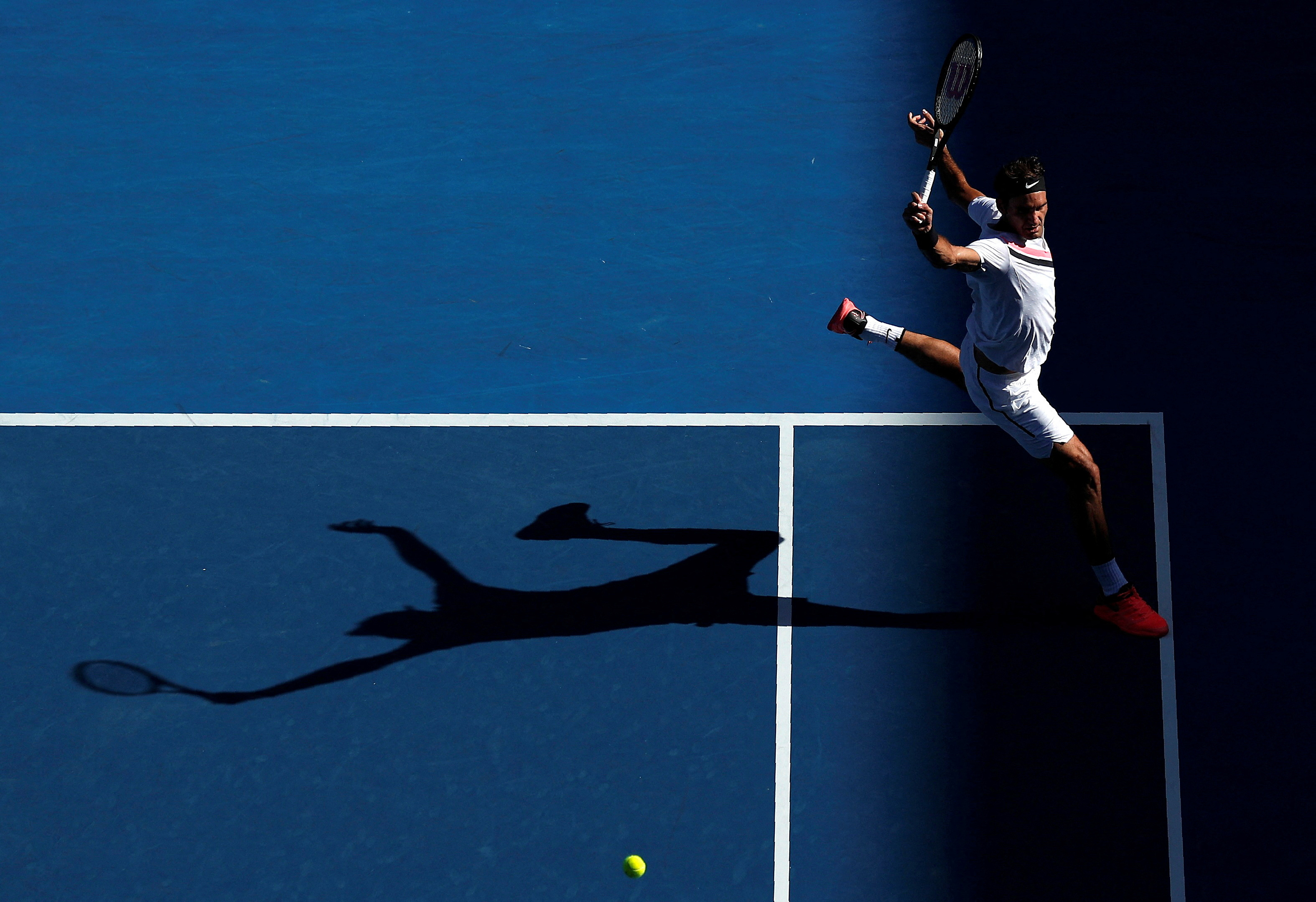 Un artista con la raqueta. Una postal del suizo en el Australian Open (REUTERS/Edgar Su)