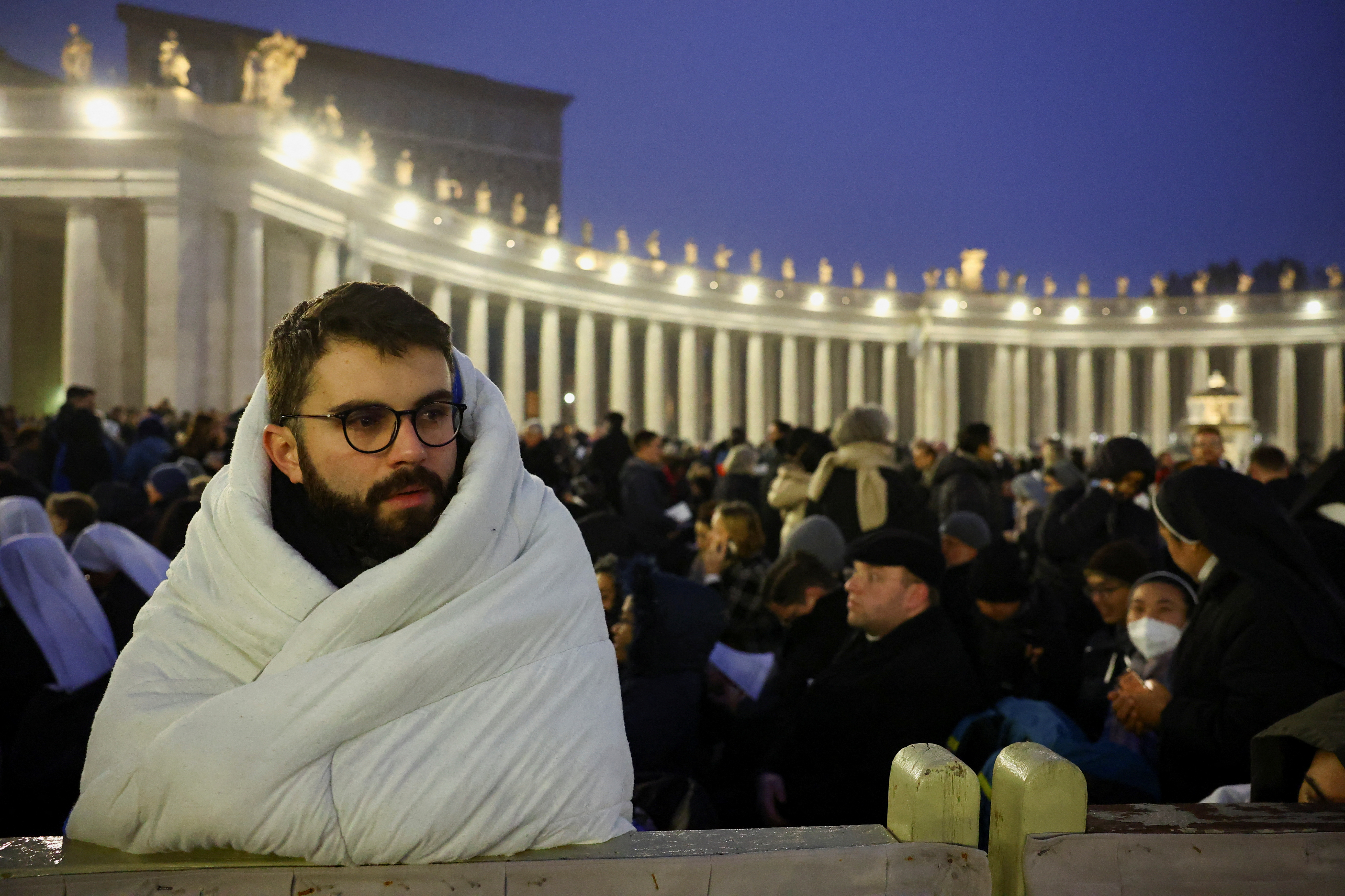 Fedeli in attesa di entrare in Piazza San Pietro il giorno dei funerali dell'ex Papa Benedetto in Vaticano, 5 gennaio 2023. REUTERS/Kay Waffenbach
