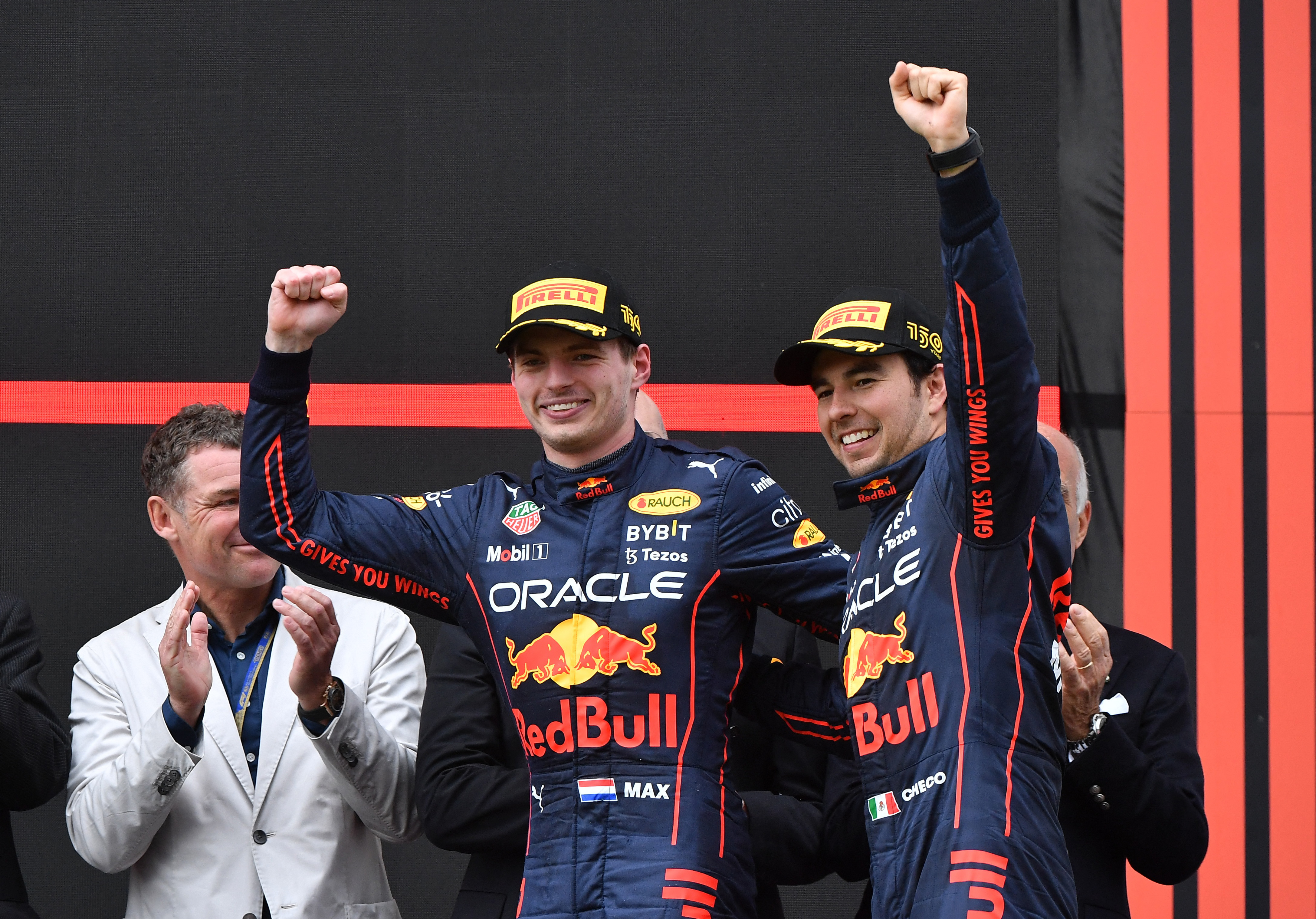 Max Verstappen y Sergio Pérez salieron abrazados al podio del GP de Emilia Romagna (Foto: REUTERS/Jennifer Lorenzini)