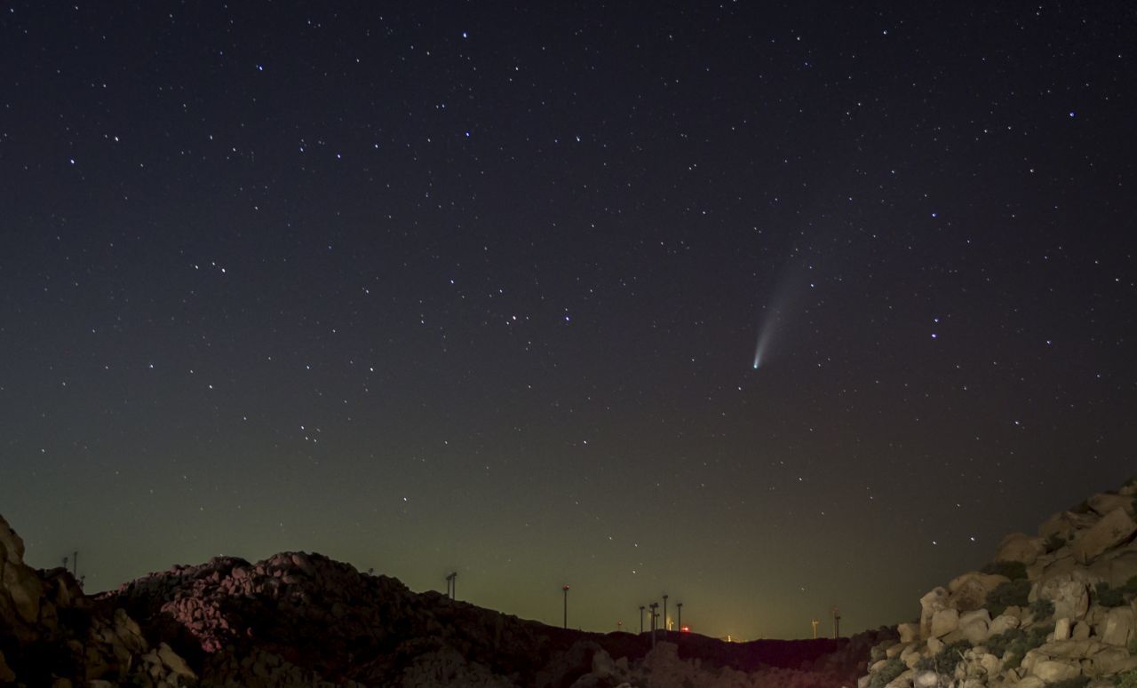 TECATE, BAJA CALIFORNIA, 21JULIO2020.-  El Cometa Neowise, visto  la noche del lunes desde La Rumorosa. El astro tiene 4.8 kilómetros de diámetro , estará de paso en la Tierra y no regresará en más de 6.000 años. FOTO: OMAR MARTÍNEZ /CUARTOSCURO.COM