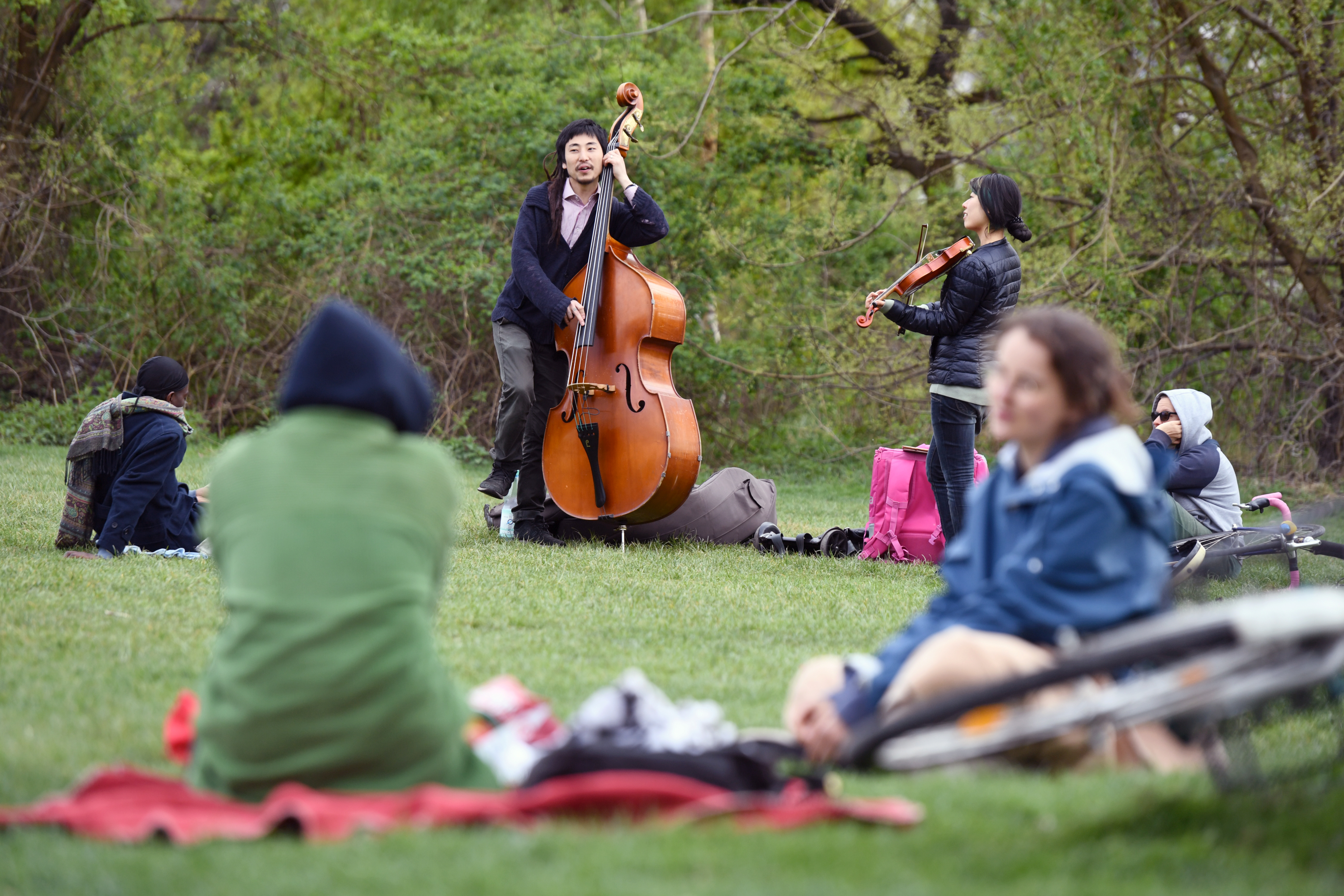 Dos músicos tocan en el parque Gleisdreieck en Berlín, Alemania, el 25 de abril de 2020.  (REUTERS/Annegret Hilse)
