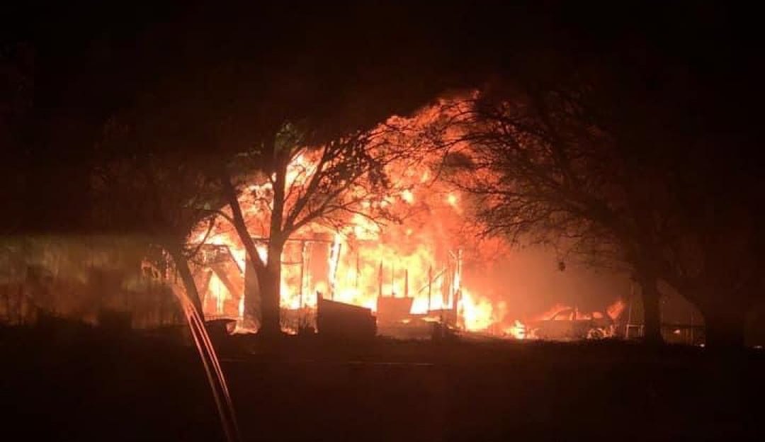 El incendio que consumió la casa de los Dahl.