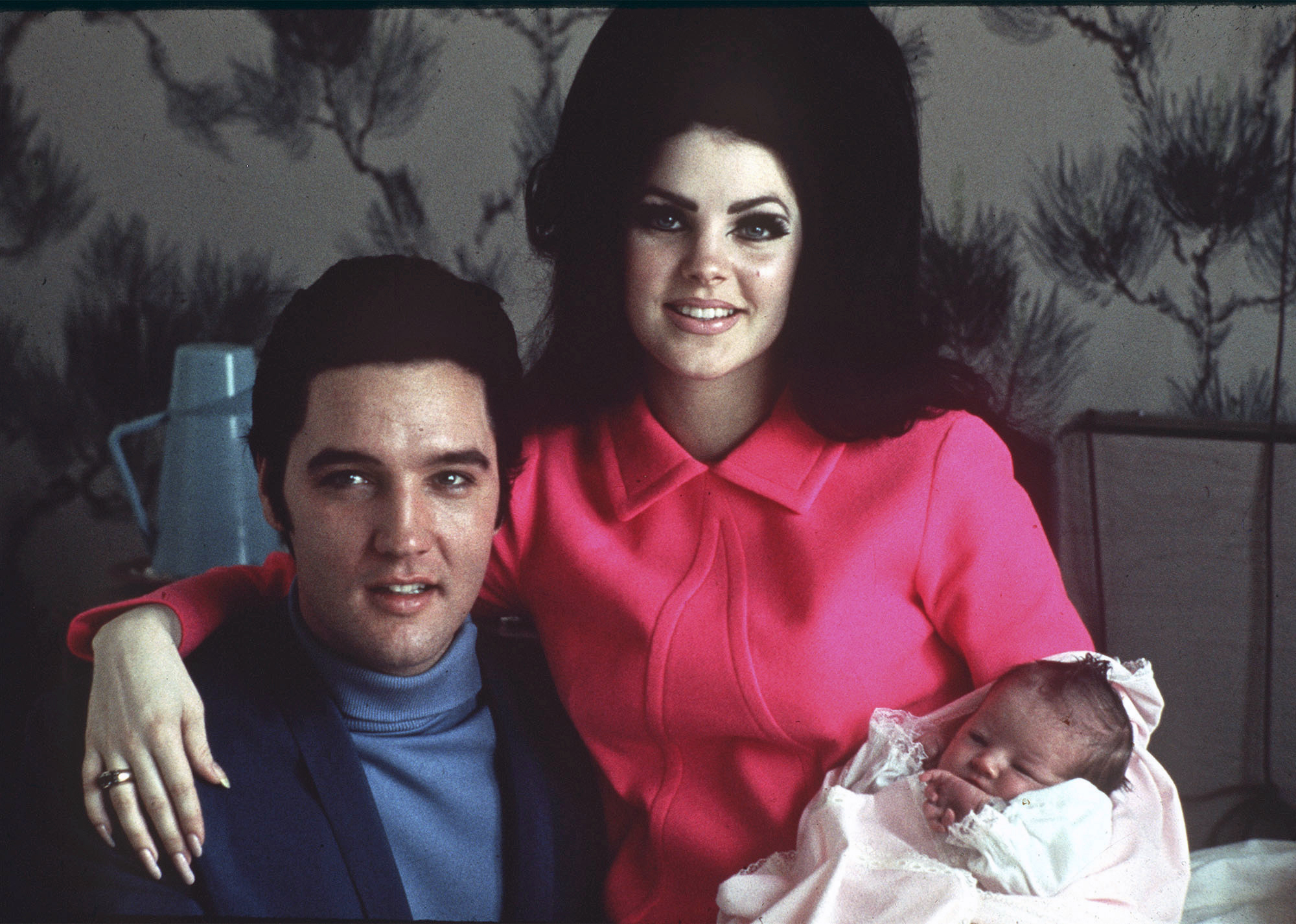 ARCHIVO – Elvis Presley posa con su esposa Priscilla y su hija Lisa Marie, en una sala en el hospital bautista en Memphis, Tennessee el 5 de febrero de 1968. Todos afirman que su manager lo empujó a casarse con ella (Foto AP/archivo)