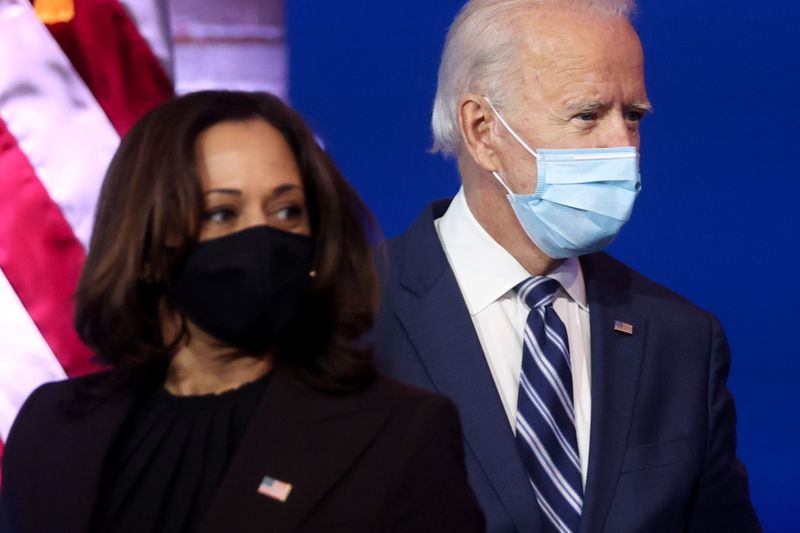 El presidente electo Joe Biden y la vicepresidenta electa Kamala Harris durante una breve conferencia de prensa en Wilmington, Delaware, el 10 de noviembre de 2020 (REUTERS/Jonathan Ernst)