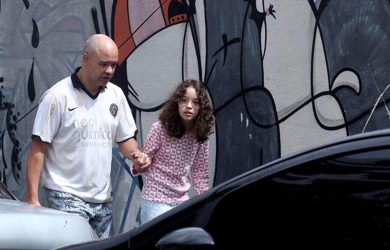 Una estudiante sale de la escuela Tomaia Montoro, donde un adolescente apuñaló a tres profesores y un alumno, en Sao Paulo, Brasil (REUTERS/Carla Carniel)