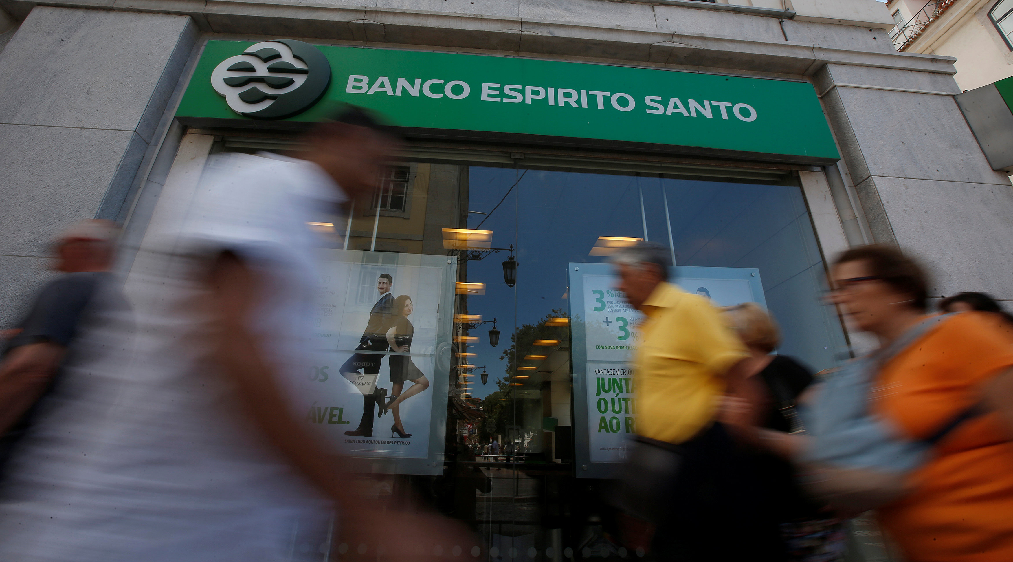 FOTO DE ARQUIVO: Pessoas passam por um escritório do banco português Banco Espírito Santo em Lisboa 20 de junho de 2014. O grupo empresarial era dono da empresa agrícola paraguaia PAYCO SA e suspeita que possa recuperá-la (Reuters)