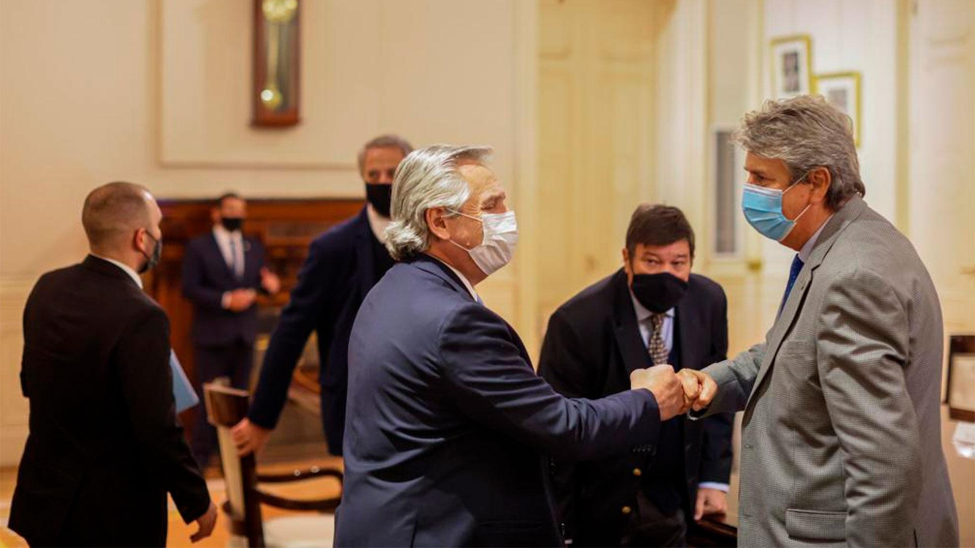 Alberto Fernández saluda a José Martins, durante la última reunión del Gobierno con el Consejo Agroindustrial Argentino en Casa de Gobierno. Fue en medio del conflicto por el cierre de las exportaciones de carne vacuna. 