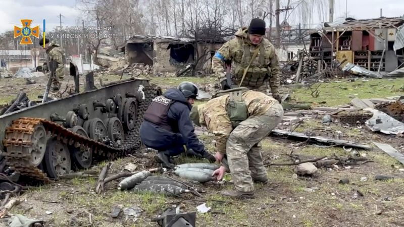 Po wyjściu Rosji z rejonu Puchy członkowie Państwowego Pogotowia Ratunkowego zbierają amunicję