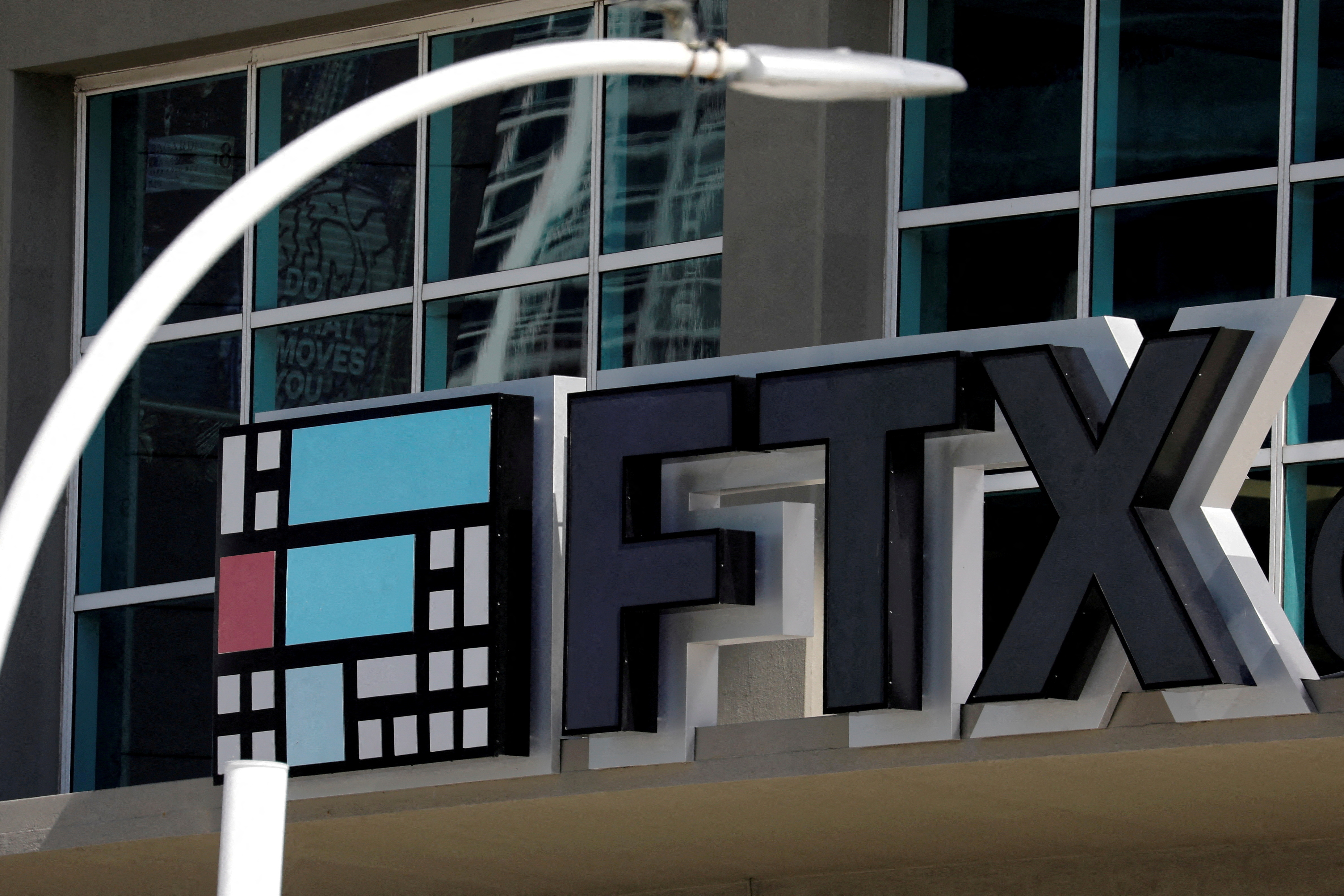 El logo de FTX a la entrada del FTX Arena de Miami, Florida, EEUU (Reuters)