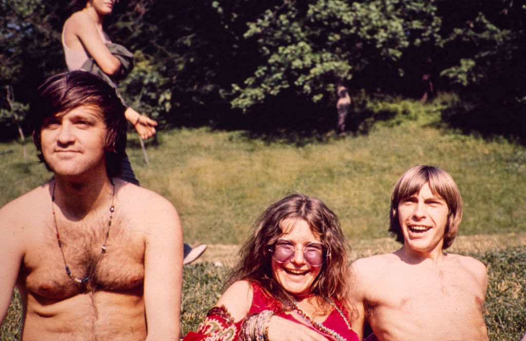 Janis Joplin con los integrantes del grupo Full Tilt Boogie Band, Ken Pearson y Brad Campbell en Columbus, Ohio, a mediados de 1970 (John Byrne Cooke Estate/Getty Images)