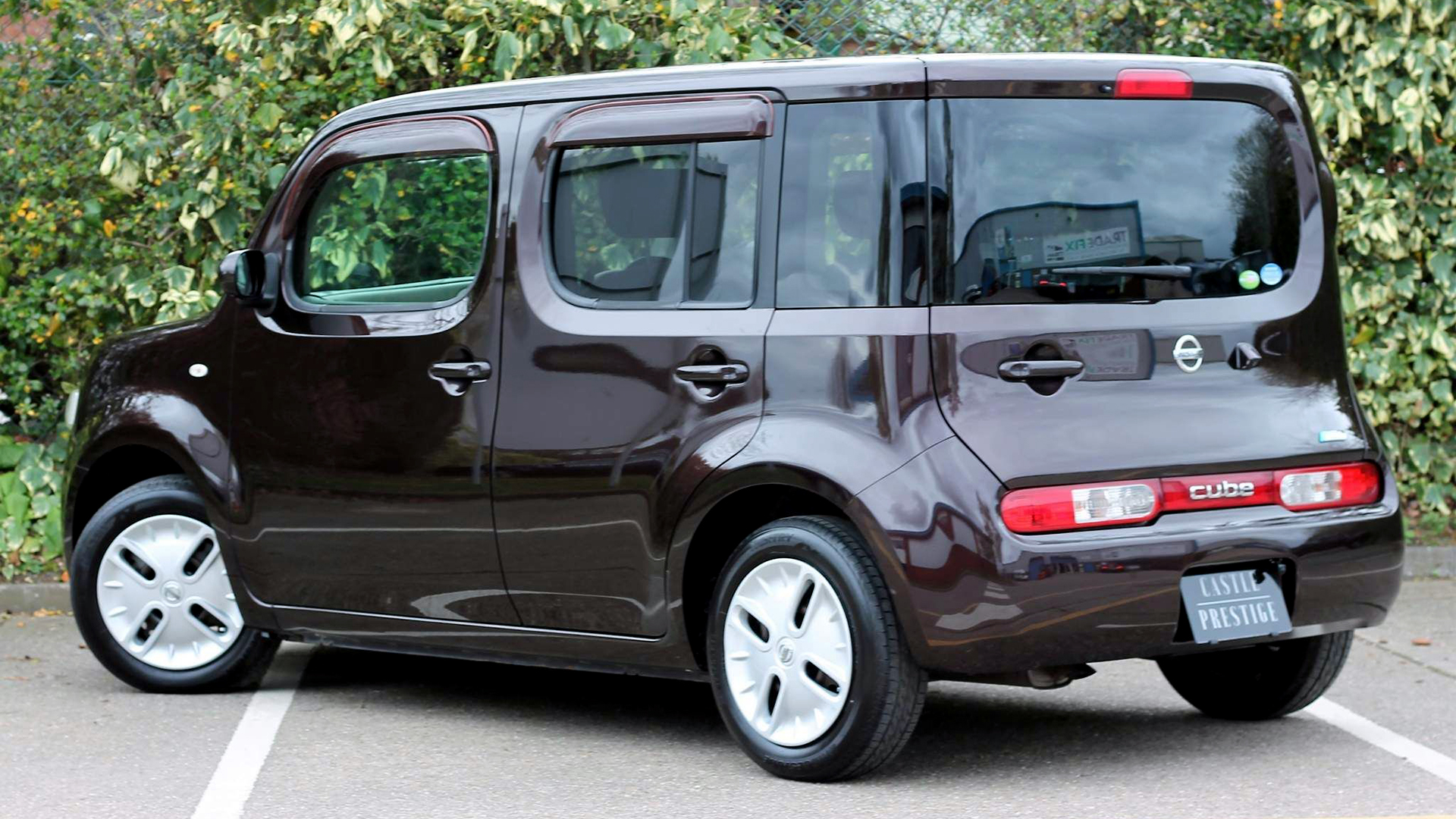 El Nissan Cube es el más atípico vehículo en cuanto a diseño trasero por el sólo hecho de no ser simétrico