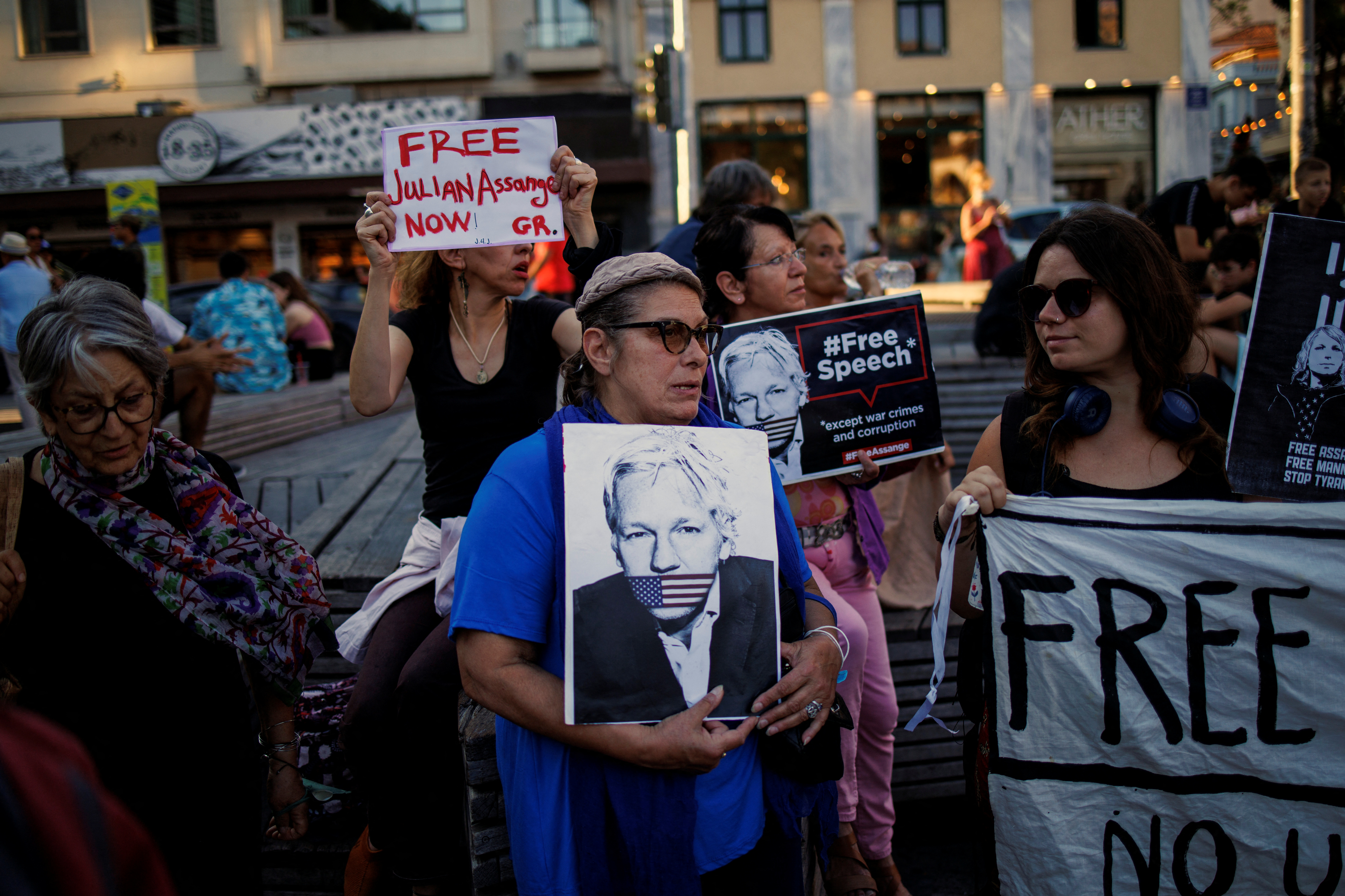 Supporters take part in a protest against the extradition of WikiLeaks' founder Julian Assange from Britain to the U.S., in Athens, Greece, June 20, 2022. REUTERS/Alkis Konstantinidis