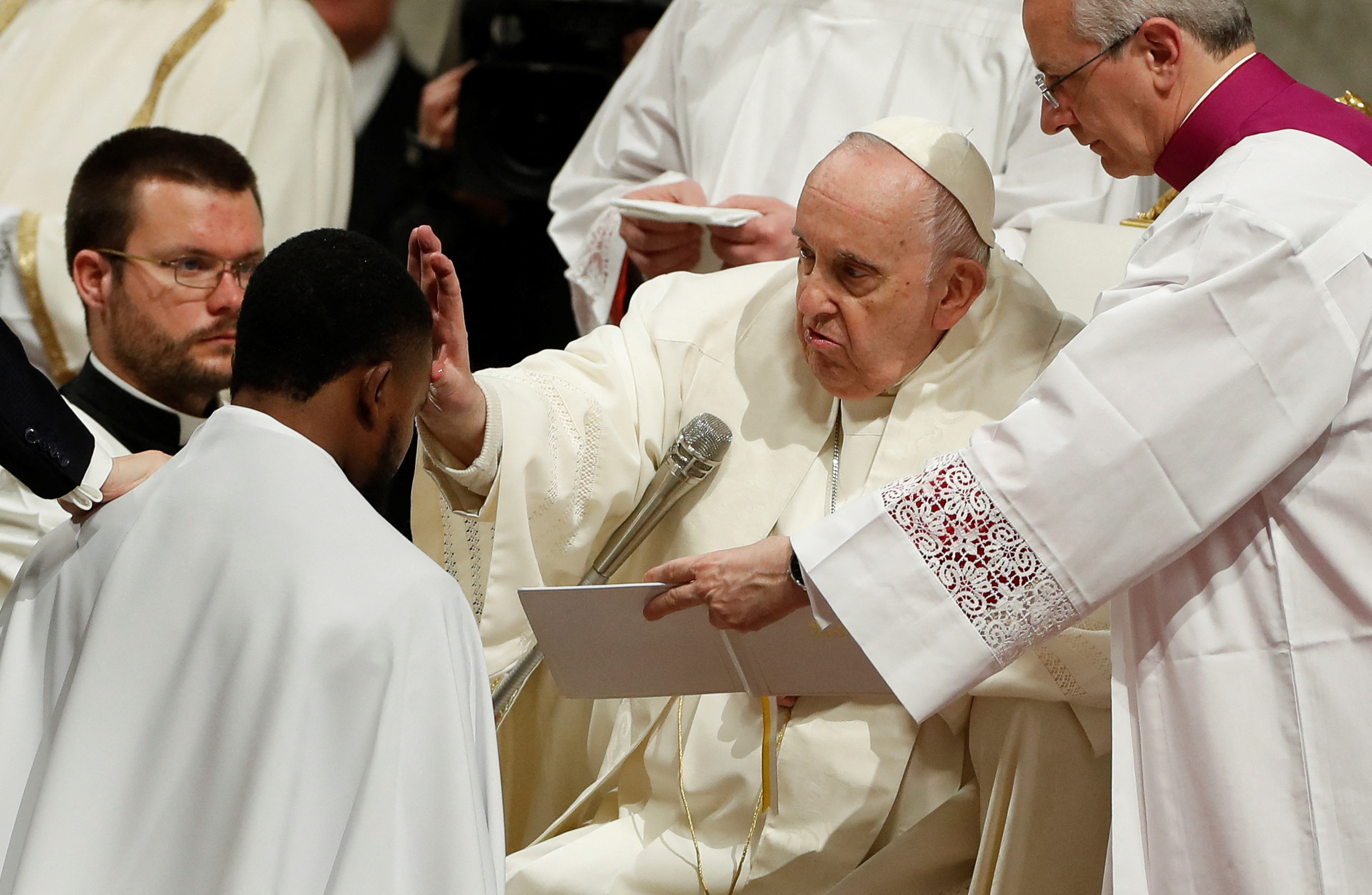 El Papa Francisco da una bendición después de realizar un bautismo durante la Vigilia Pascual (REUTERS/Remo Casilli)