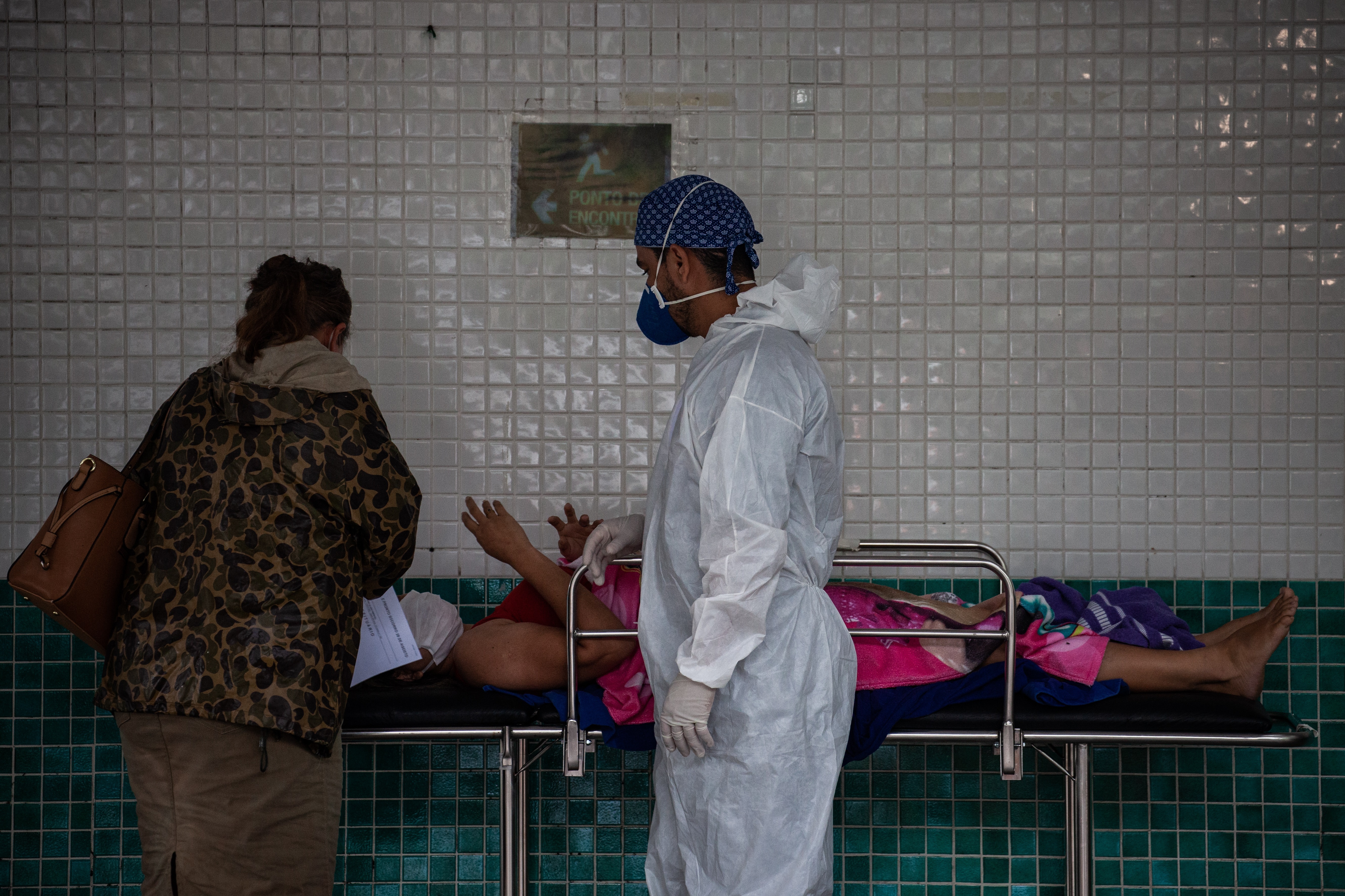 Un paciente espera atención médica en el Hospital 28 de Agosto, el 14 de enero de 2021, en Manaos (Brasil). EFE/Raphael Alves
