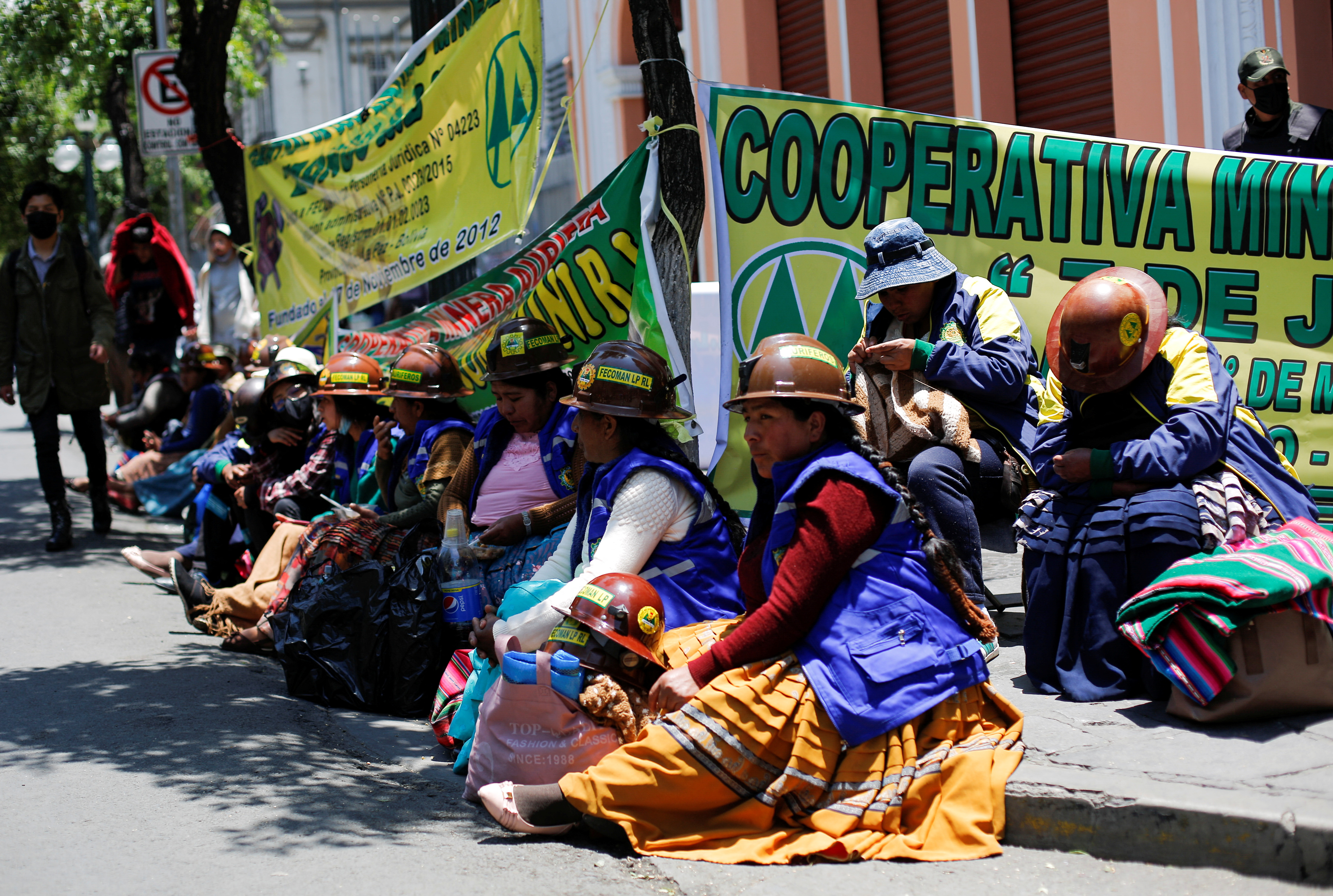 Mineros bolivianos bloquean una calle durante una protesta contra los impuestos cobrados por el gobierno de Luis Arce (REUTERS/Manuel Claure)