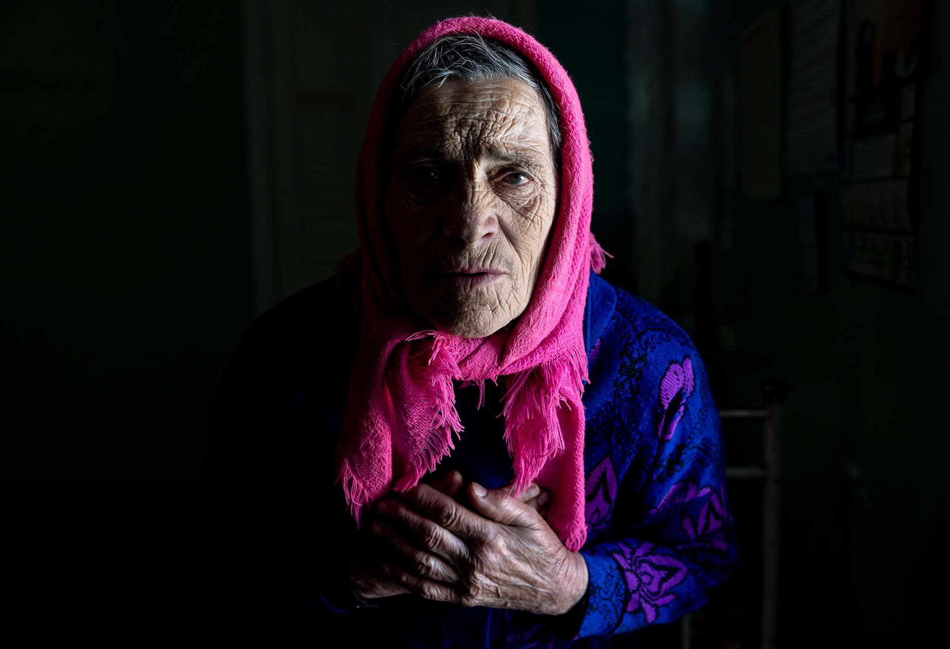 Halyna Rusova, 80 años, refugiada en un hospital tras ser evacuada de su pueblo Sokorivka, ocupado por las tropas rusas