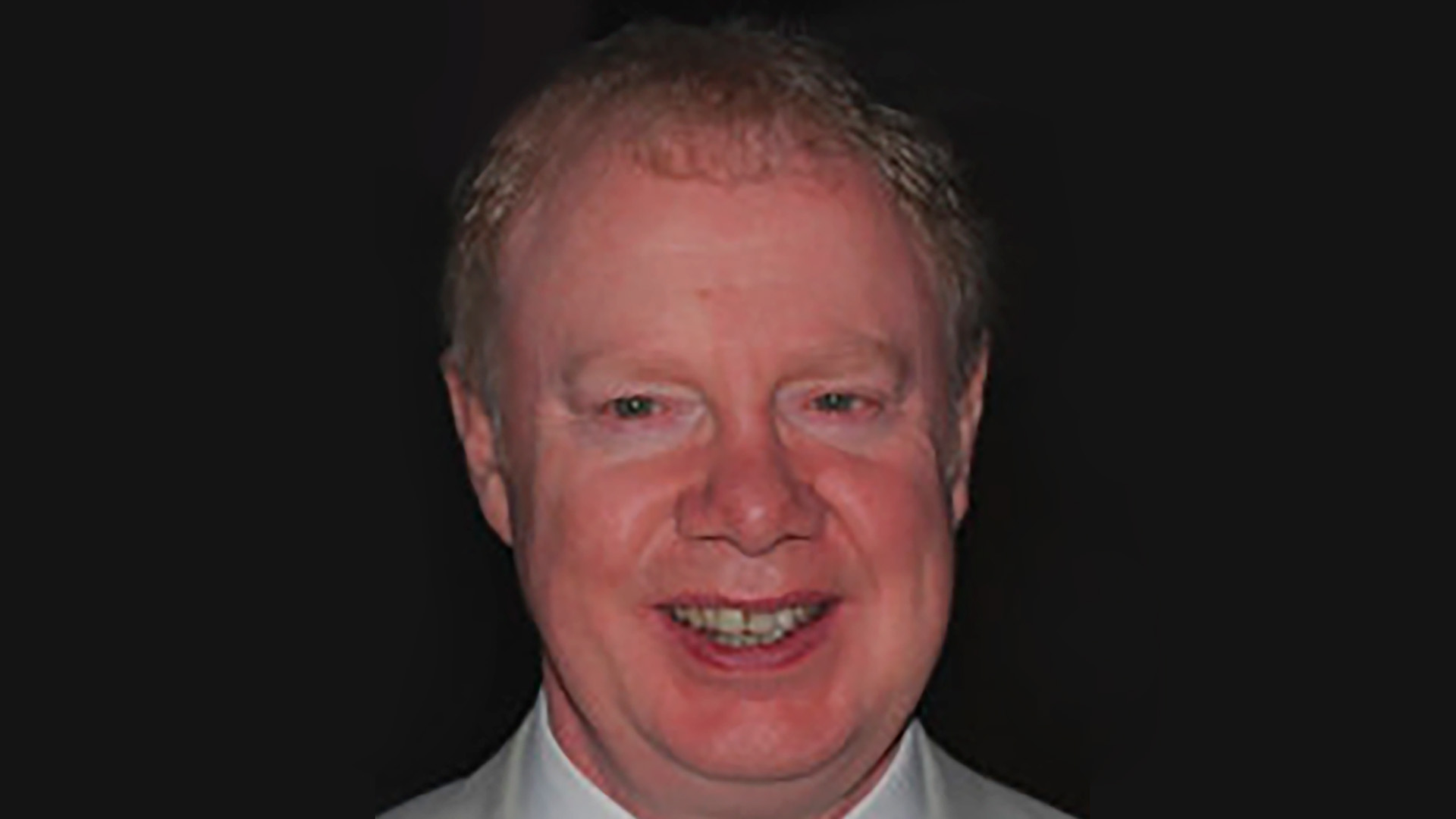 John Donoghue nació en Inglaterra: se dedicó a la música, a la salud mental y, ahora, a la literatura.