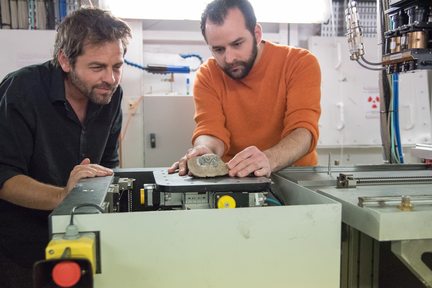 El científico argentino Diego Pol, del Conicet y el Museo MEF, con Vincent Fernández, durante los experimentos que analizaron los huevos de dinosaurios en Francia (ESRF, the European Synchrotron)