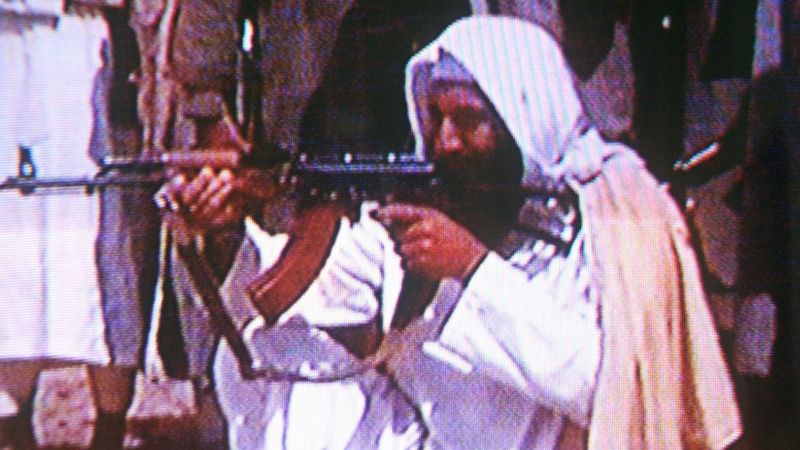 Osama Bin-laden disparando un AK-47. El ex líder de Al-Qaeda era frecuentemente fotografiado junto al fusil.