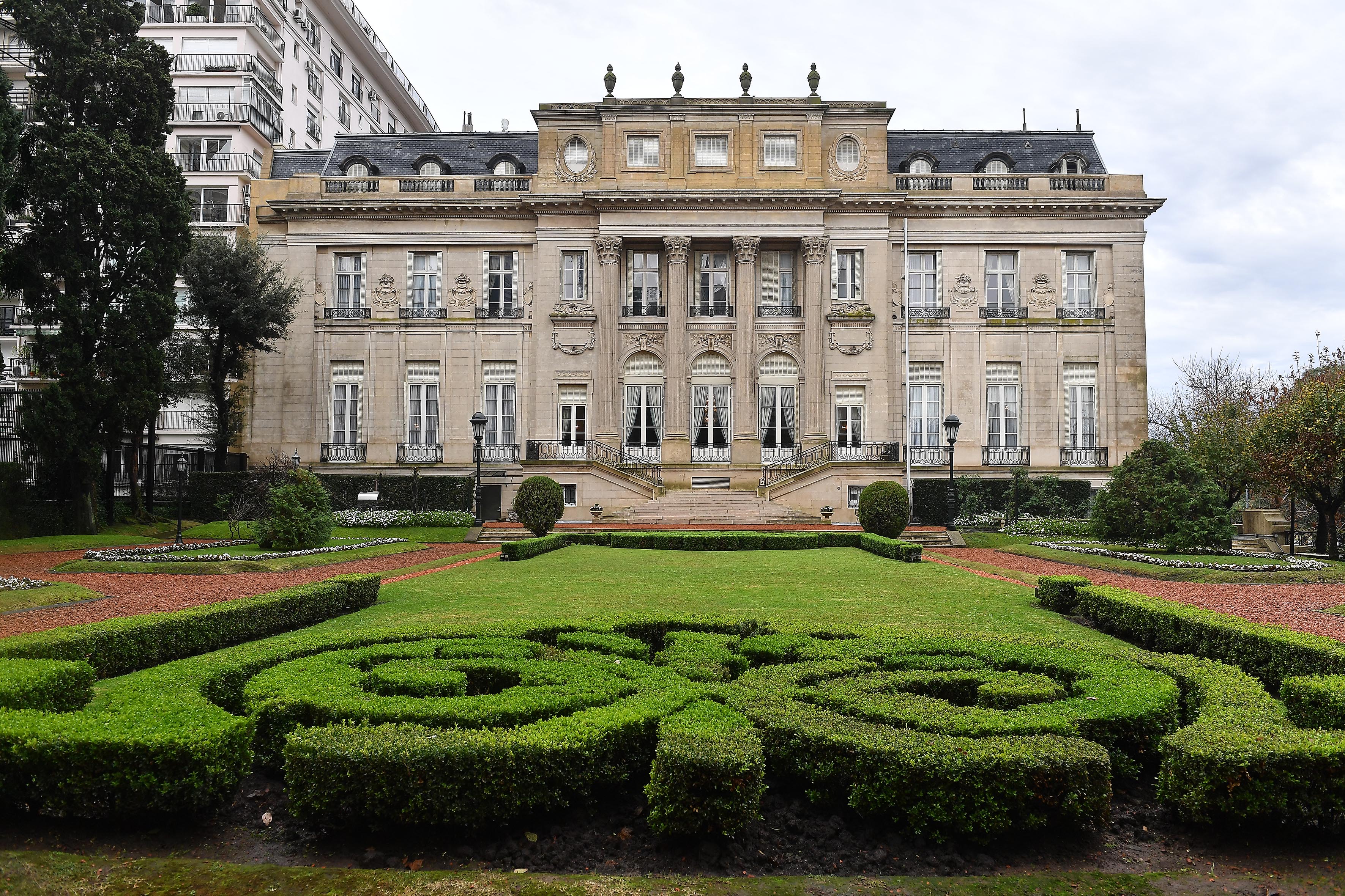 El majestuoso Palacio Bosch, visto desde el jardín 