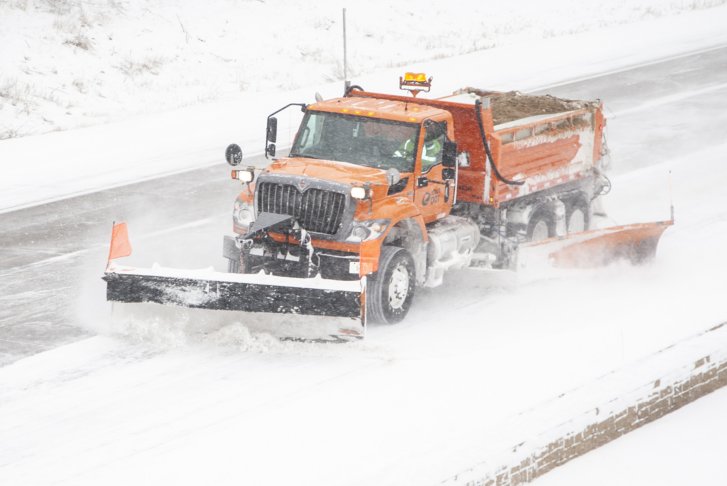 Un arado del Departamento de Transporte de Iowa (IDOT) despeja un carril en la Interestatal 80 mientras cae la nieve durante una advertencia de tormenta de invierno en Iowa City