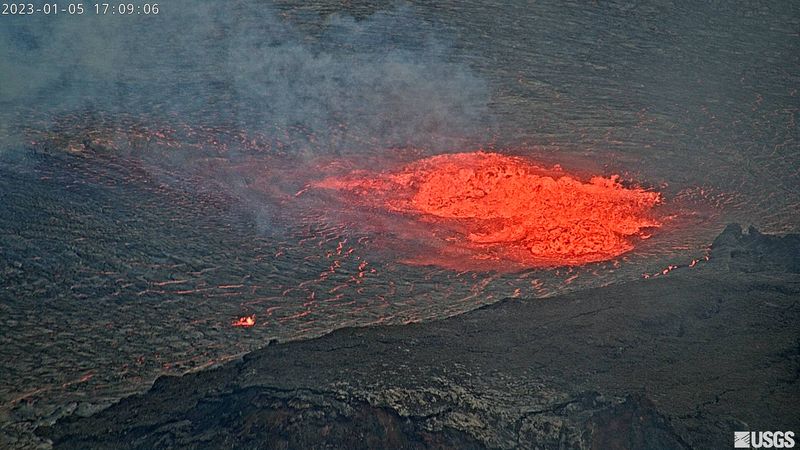 Un lago de lava creciente dentro del cráter Halema'uma'u durante la erupción del volcán Kilauea en Hawái, EEUU. 5 de enero de 2023, en esta imagen fija proporcionada por la cámara de vigilancia del USGS. Servicio Geológico de EE.UU./Handout vía REUTERS