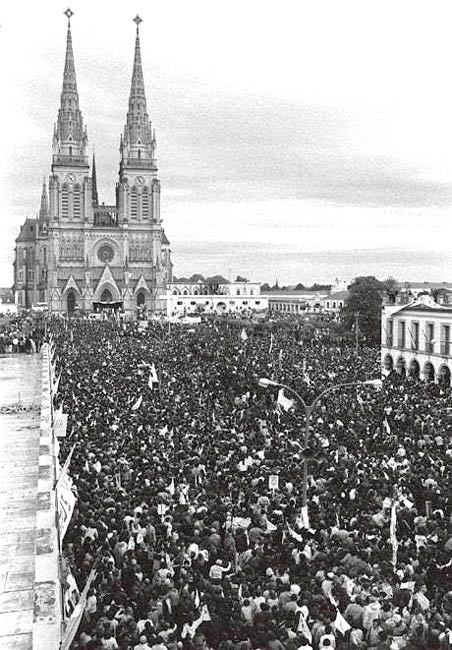 La visita del papa Juan Pablo II a la Basílica de Luján el 11 de junio de 1982, durante la guerra de Malvinas. Al igual que su regreso en 1987, concitó a cientos de miles de personas (AP Photo/Mark Foley)