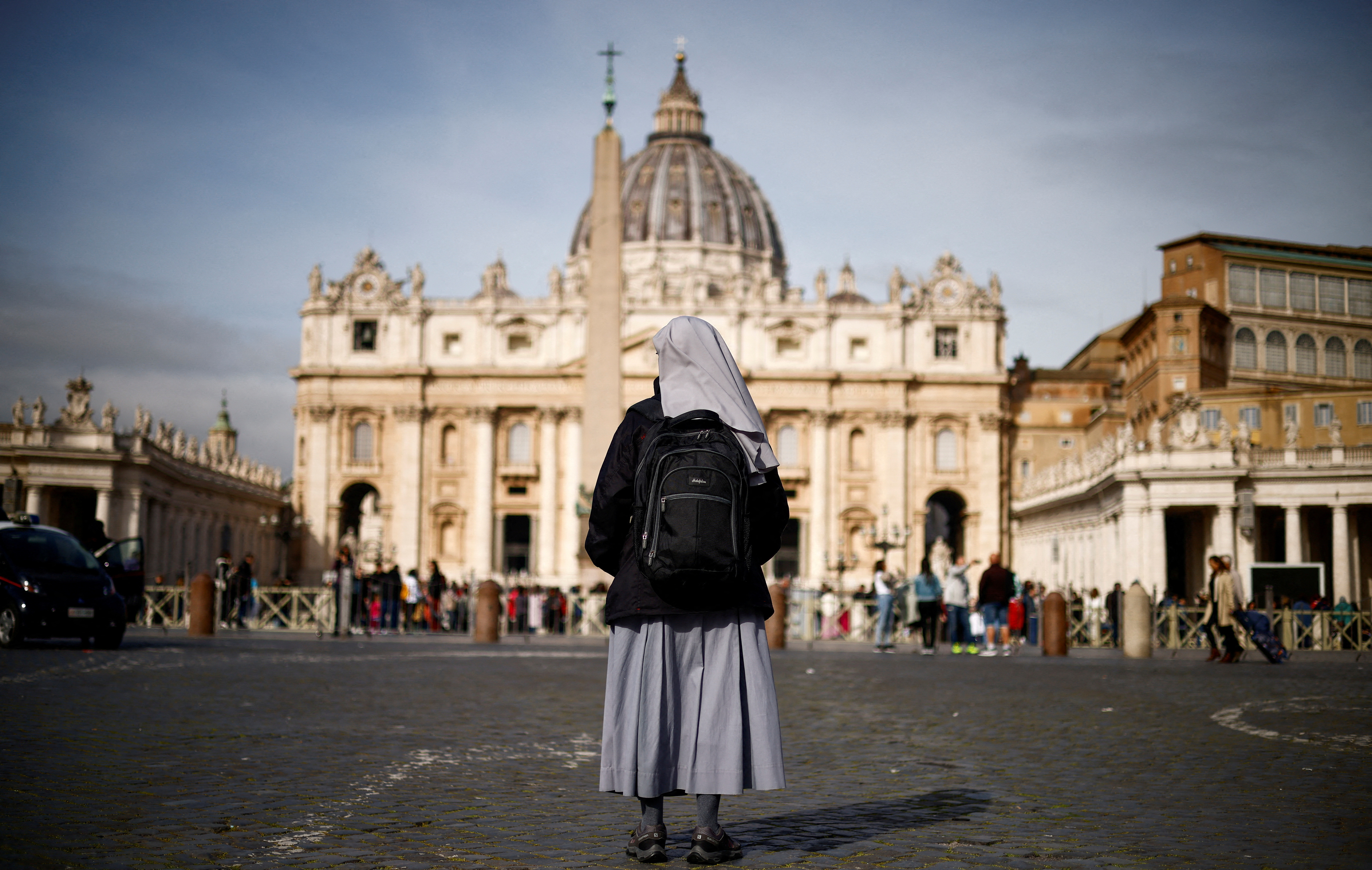 Una monja frente a la plaza de San Pedro después de que el Papa Francisco fuera hospitalizado por una infección respiratoria, en el Vaticano el 30 de marzo de 2023. (REUTERS/Yara Nardi)
