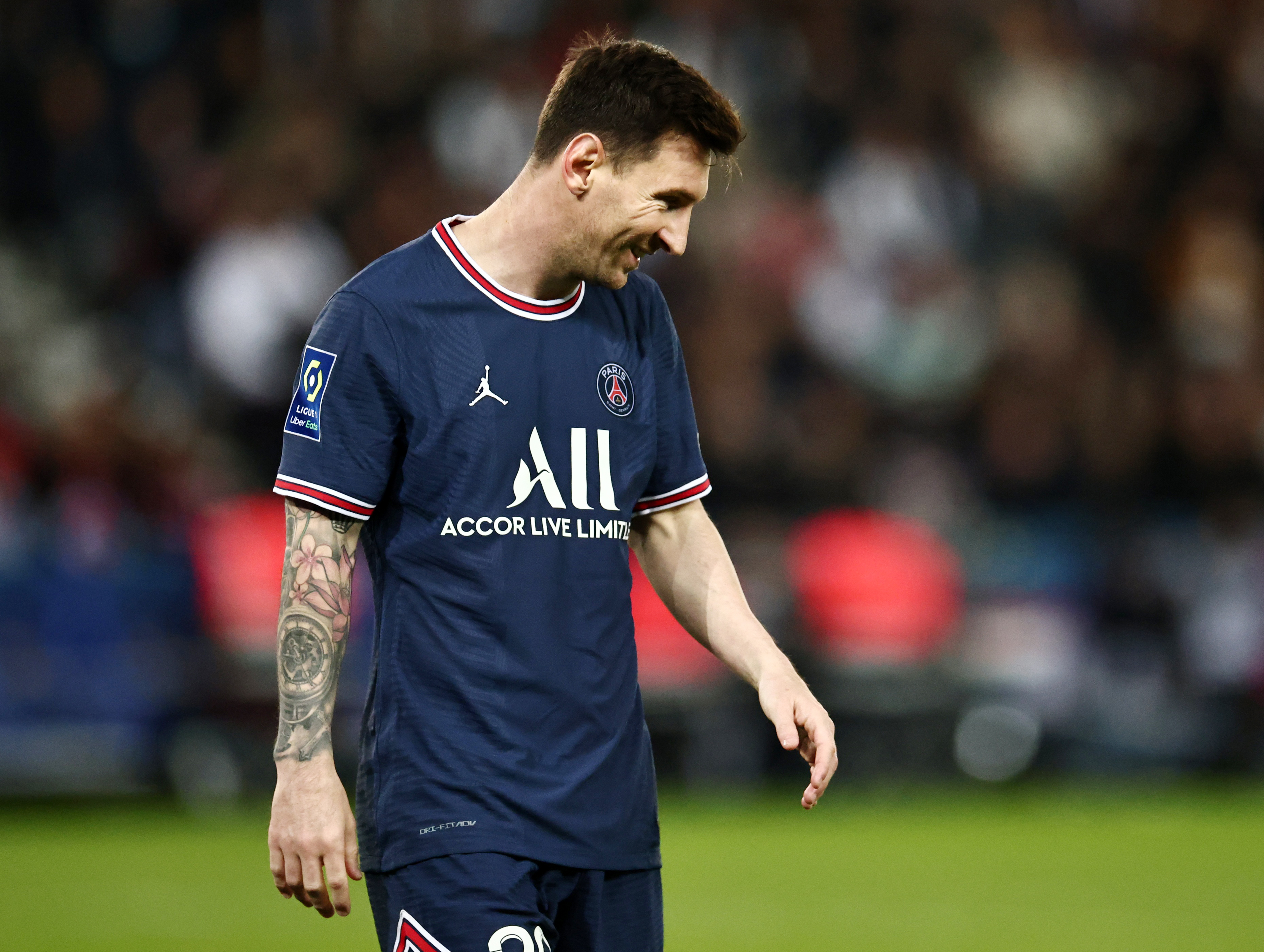 Messi evidenció molestias y salió en el entretiempo (REUTERS/Sarah Meyssonnier)