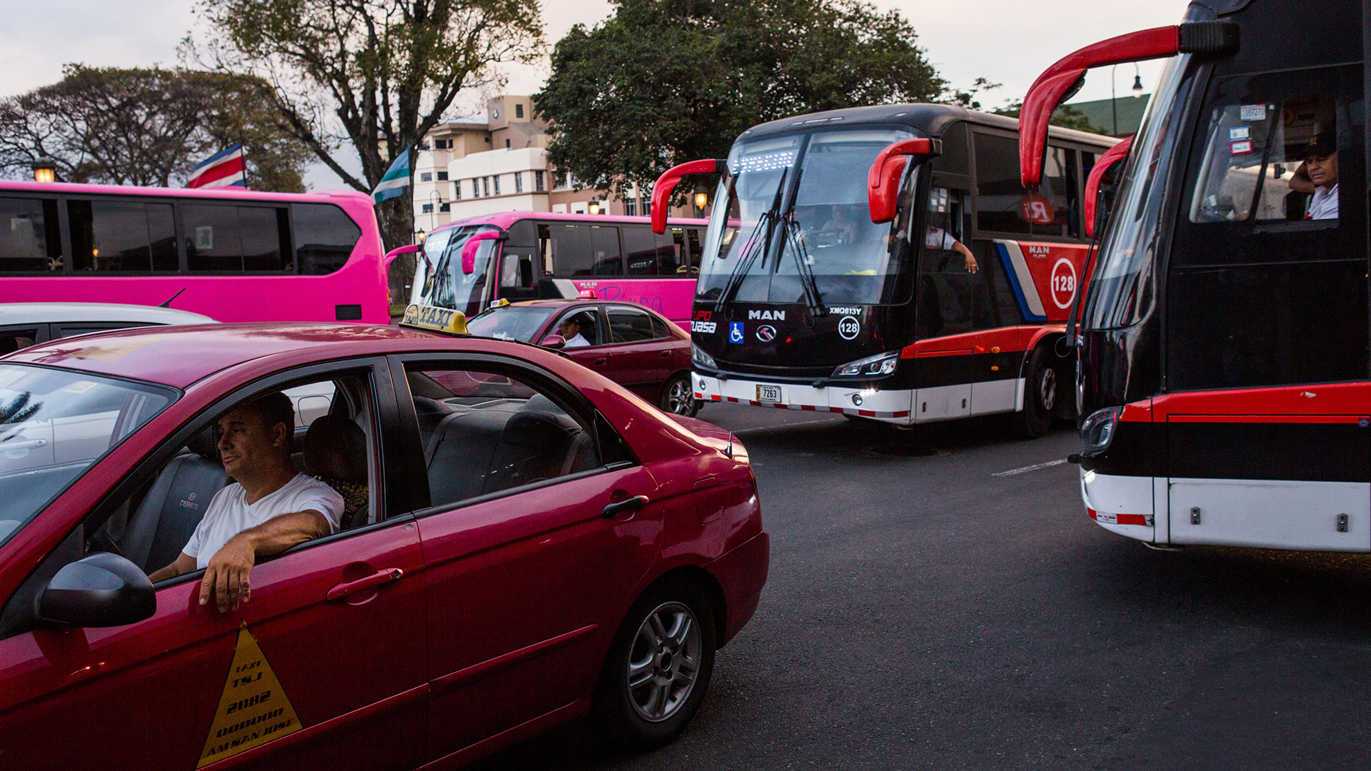 La hora pico por la tarde en San José, la capital costarricense. Un estimado de cinco mil autobuses operan en la ciudad cada día (Foto: Celia Talbot Tobin para The New York Times)