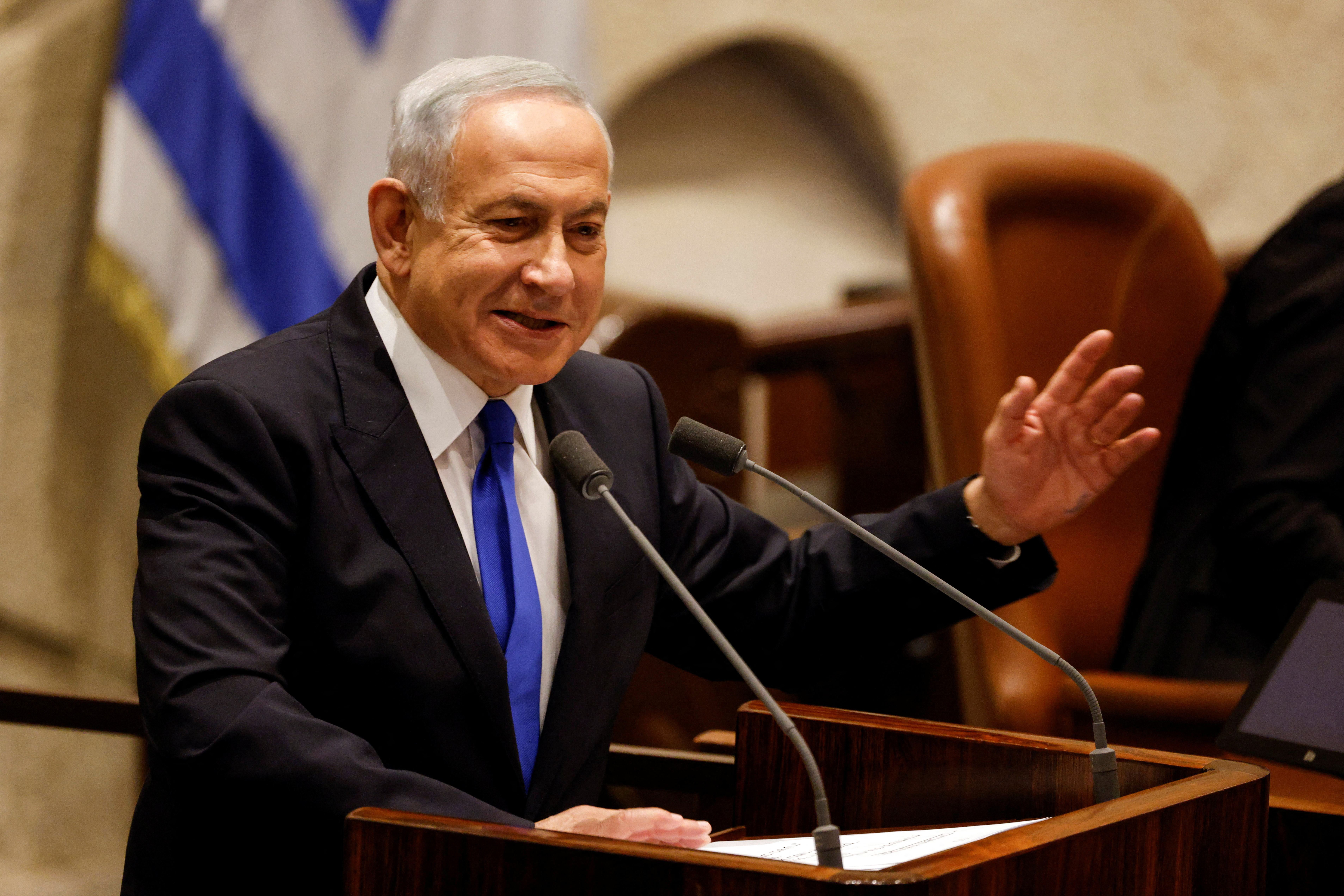 El primer ministro israelí designado, Benjamin Netanyahu, habla durante una sesión especial de la Knesset, el parlamento de Israel, para aprobar y jurar un nuevo gobierno de derechas, en Jerusalén el 29 de diciembre de 2022. REUTERS/Amir Cohen/Pool