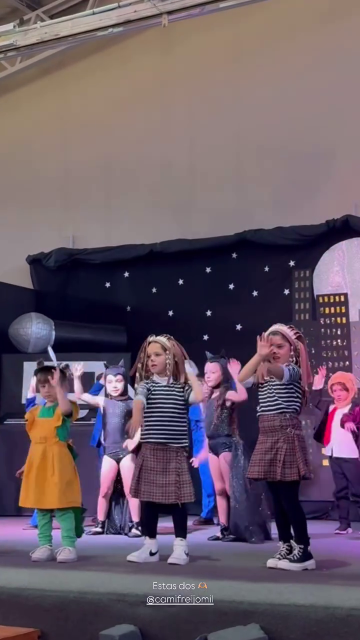 Los tiernos videos que compartió Cami Homs de sus hijos en un acto escolar