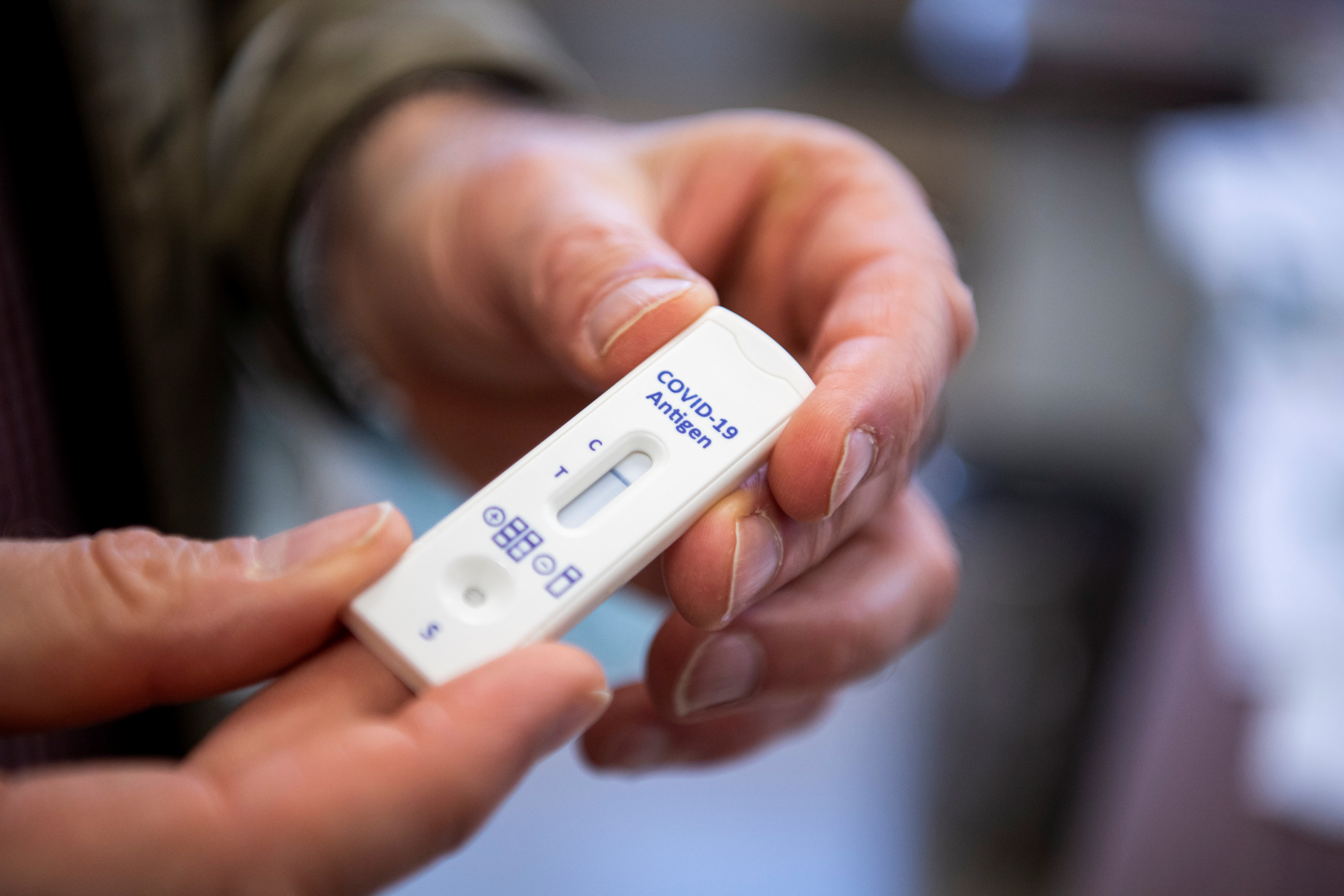 Con el kit viene un test de antígenos para comprobar que la persona efectivamente se infectó de coronavirus (Foto: REUTERS/Lukas Barth)
